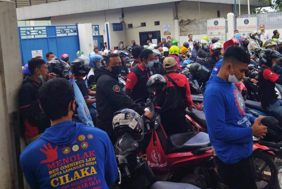 Sejumlah buruh di Kabupaten Bandung Barat, Jawa Barat, saat menggelar unjuk rasa