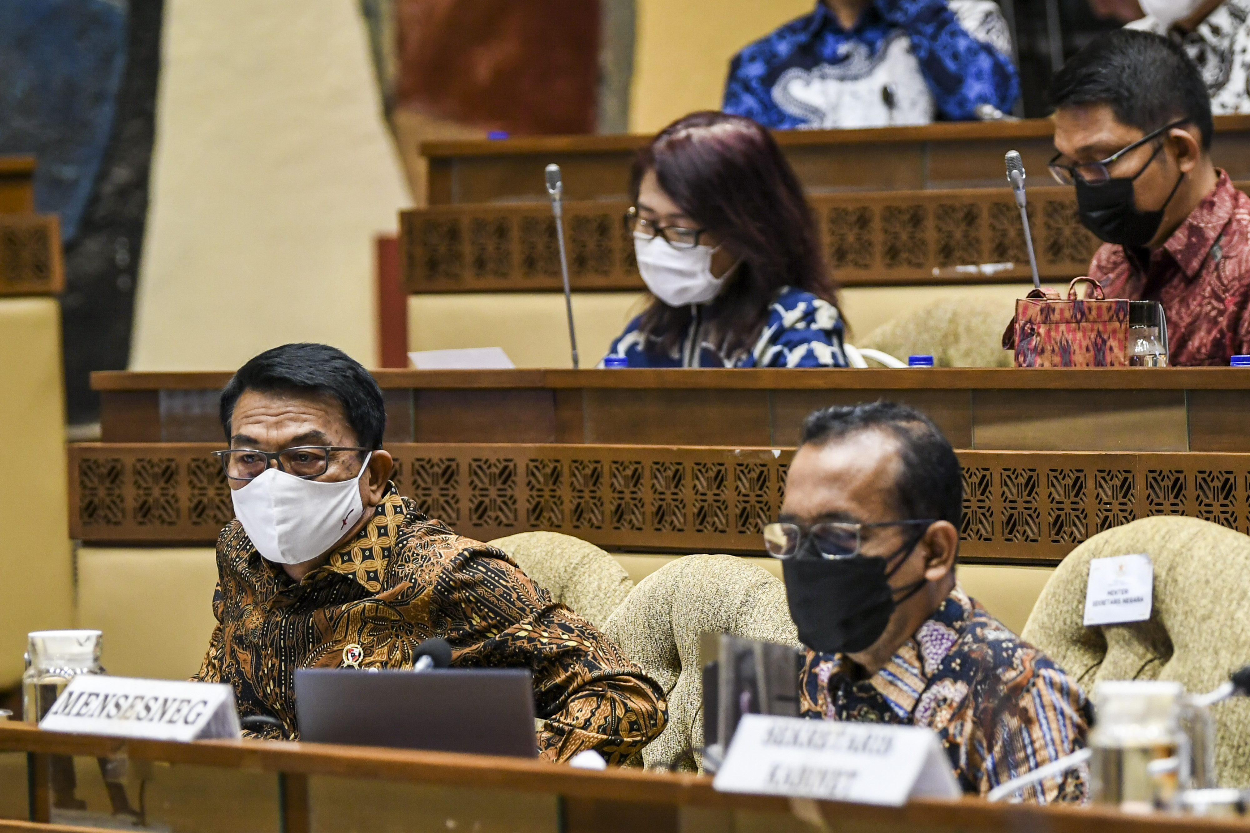 Menteri Sekretariat Negara Pratikno (kanan) dan Kepala Staf Presiden Moeldoko (kiri) bersiap mengikuti Rapat Dengar Pendapat dengan Komisi I