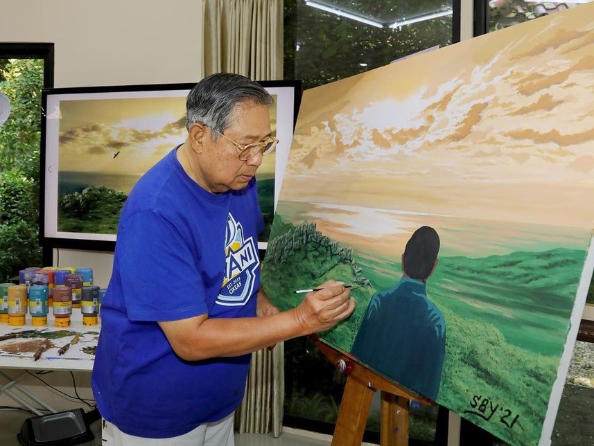 Susilo Bambang Yudhoyono (SBY), presiden ke-6 Indonesia, 72, mengunggah foto dirinya sedang melukis di akun Instagram almarhum istrinya.