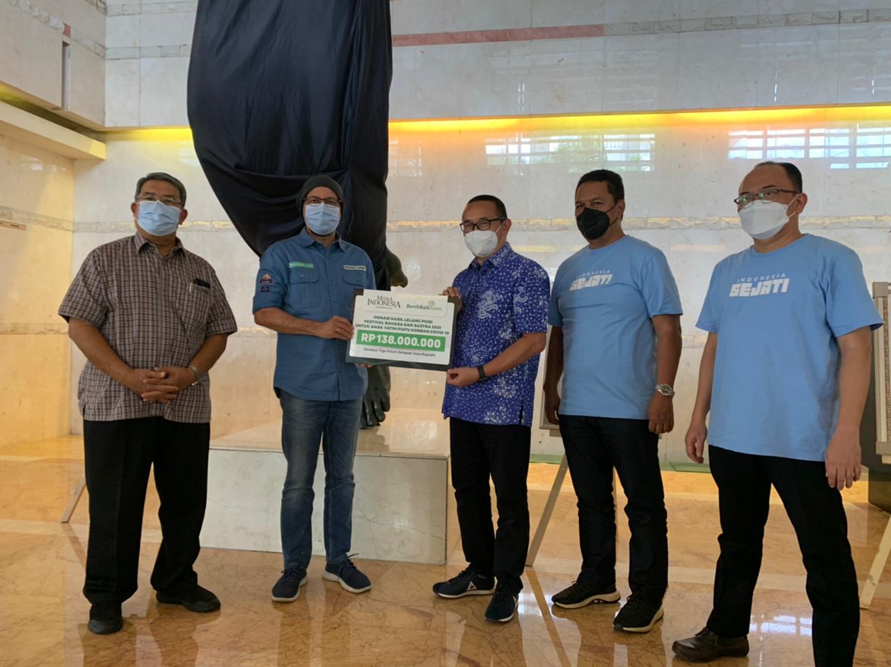 Dewan Direksi Media Indonesia secara simbolis menyerahkan hasil lelang puisi ke platform urun dana Benihbaik.com, Jumat, (26/11) 