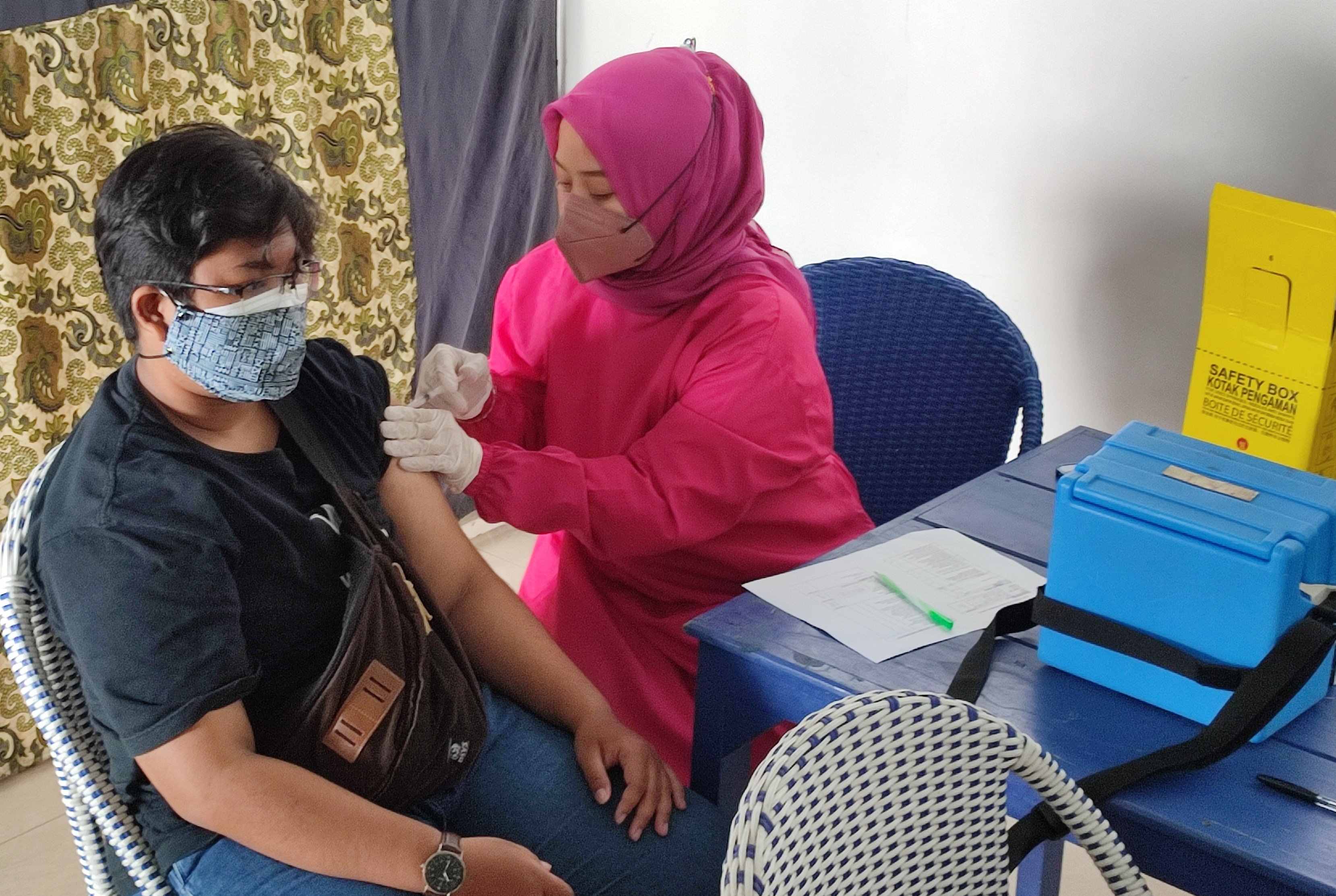 Seorang warga Kabupaten Bandung Barat menjalani vaksinasi