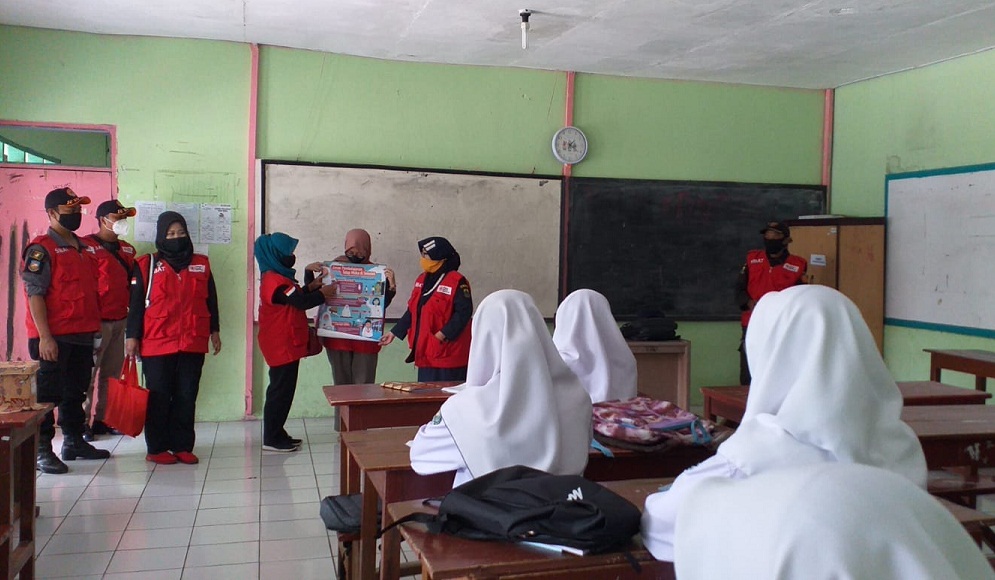 Relawan Sibat PMI Kabupaten Cianjur, Jawa Barat, menyosialisasikan prokes kepada siswa di salah satu sekolah, Selasa (16/11). 