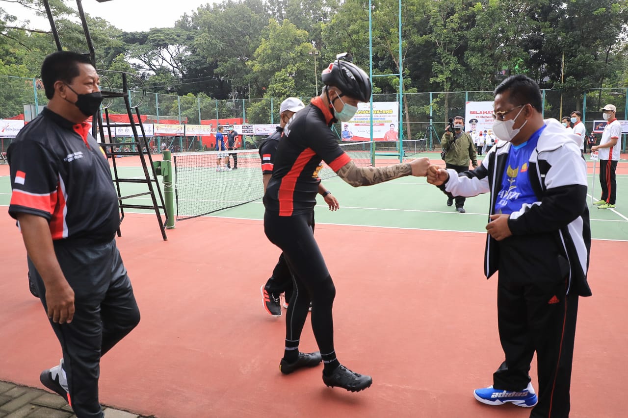 Gubernur Jawa Tengah Ganjar Pranowo (tengah) dan Wali Kota Banda Aceh Aminullah Usman (kanan).