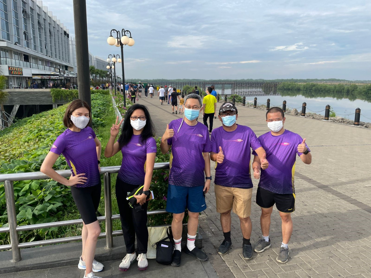 Artis Olga Lydia (kiri) bersama para pengurus IATS Charity menggelar amal untuk mahasiswa melalui olahraga