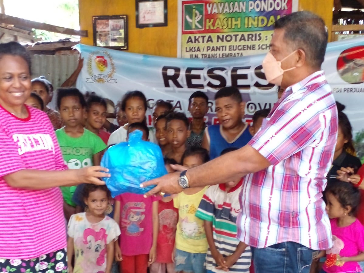 Anggota DPRD NTT Vikor Mado Watun mengunjungi Panti Titipan Eugene Schmitz Lamahora.