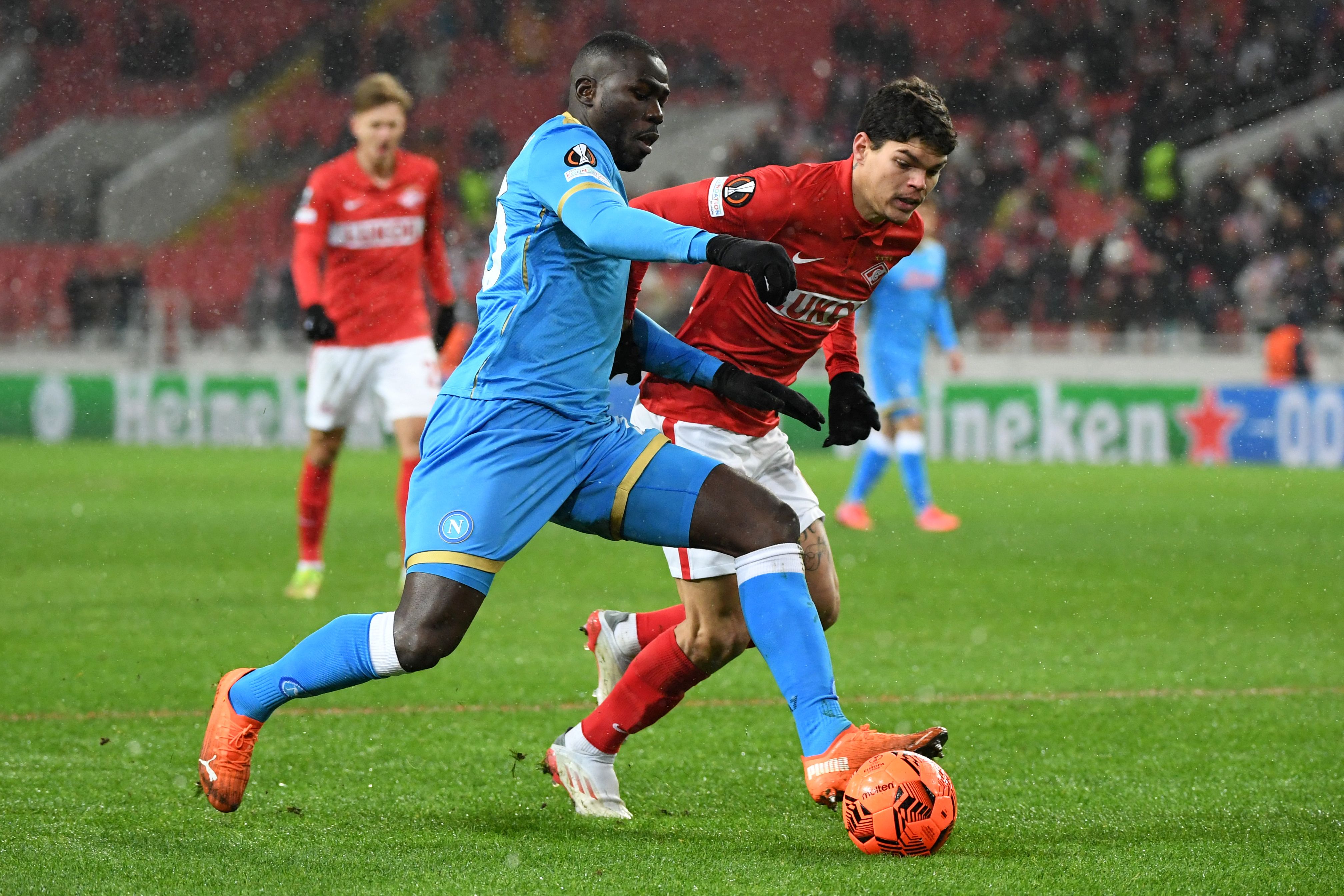 Bek Napoli Kalidou Koulibaly berhadapan dengan bek Spartak Moskow Ayrton di laga Liga Europa.