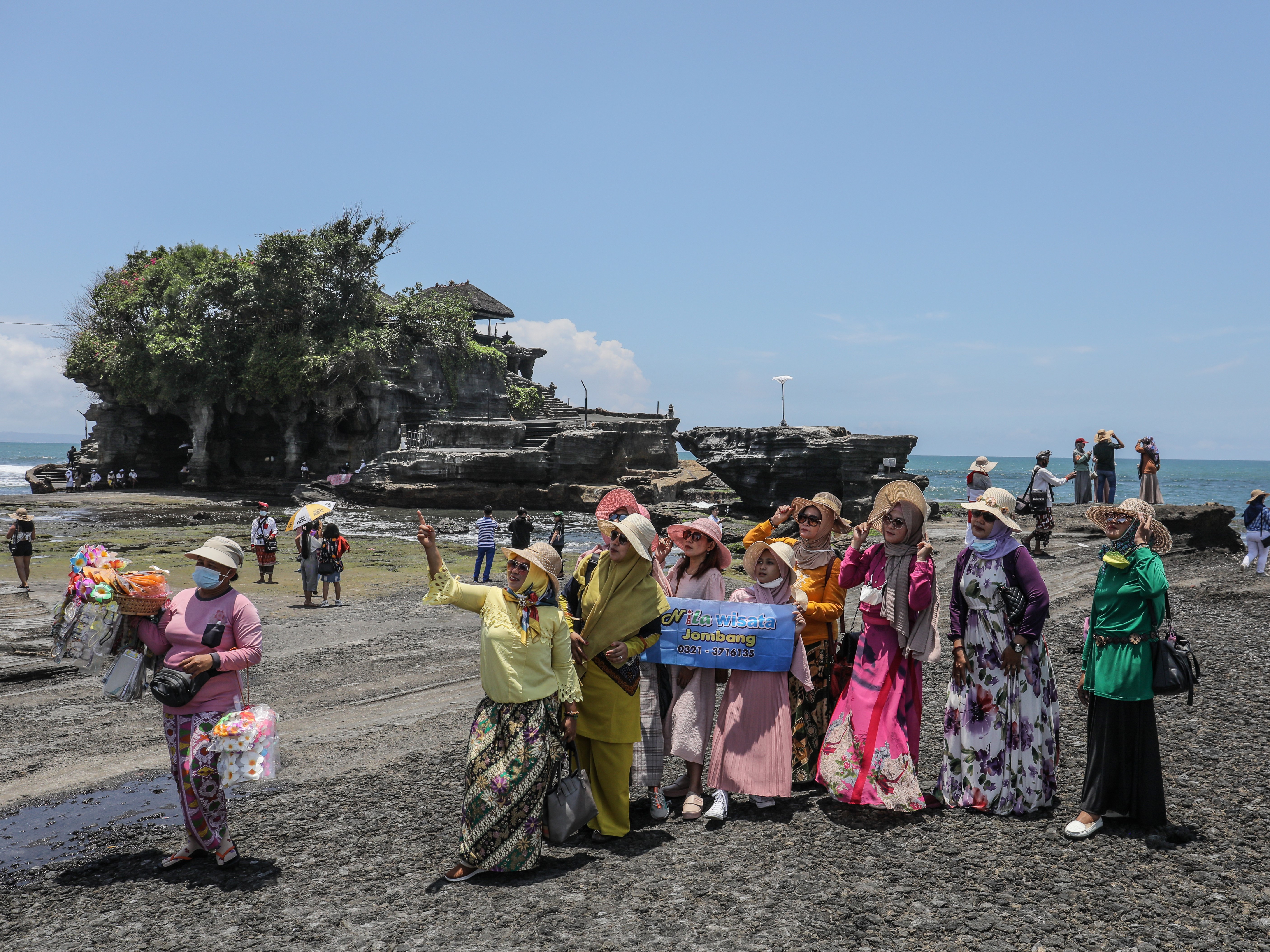 Wisatawan mengunjungi objek wisata Tanah Lot, Bali, Minggu (31/10/2021).