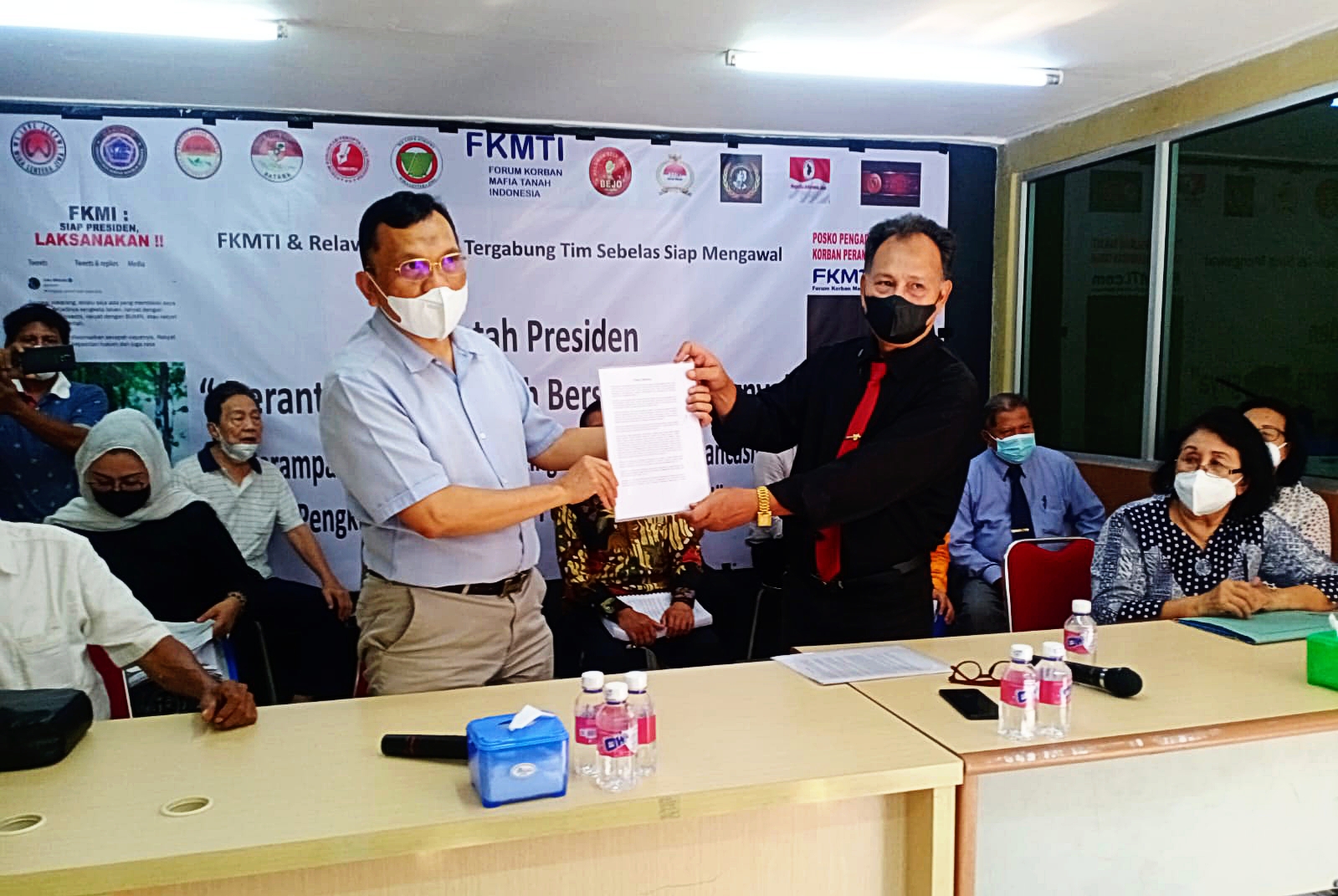 Ketua FKMTI SK Budiardjo menerima bukti pengaduan dari korban mafia tanah di sekretariat FKMTI, Simprug, Jakarta.