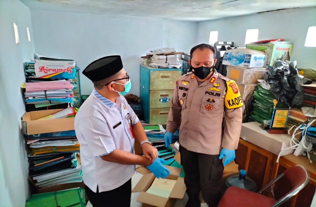 Kapolres Bungo AKB Guntur Saputro (kanan) memeriksa ruang Kasi Bimas Islam, Kantor Kemenag Bungo, Jambi, Kamis (4/11).