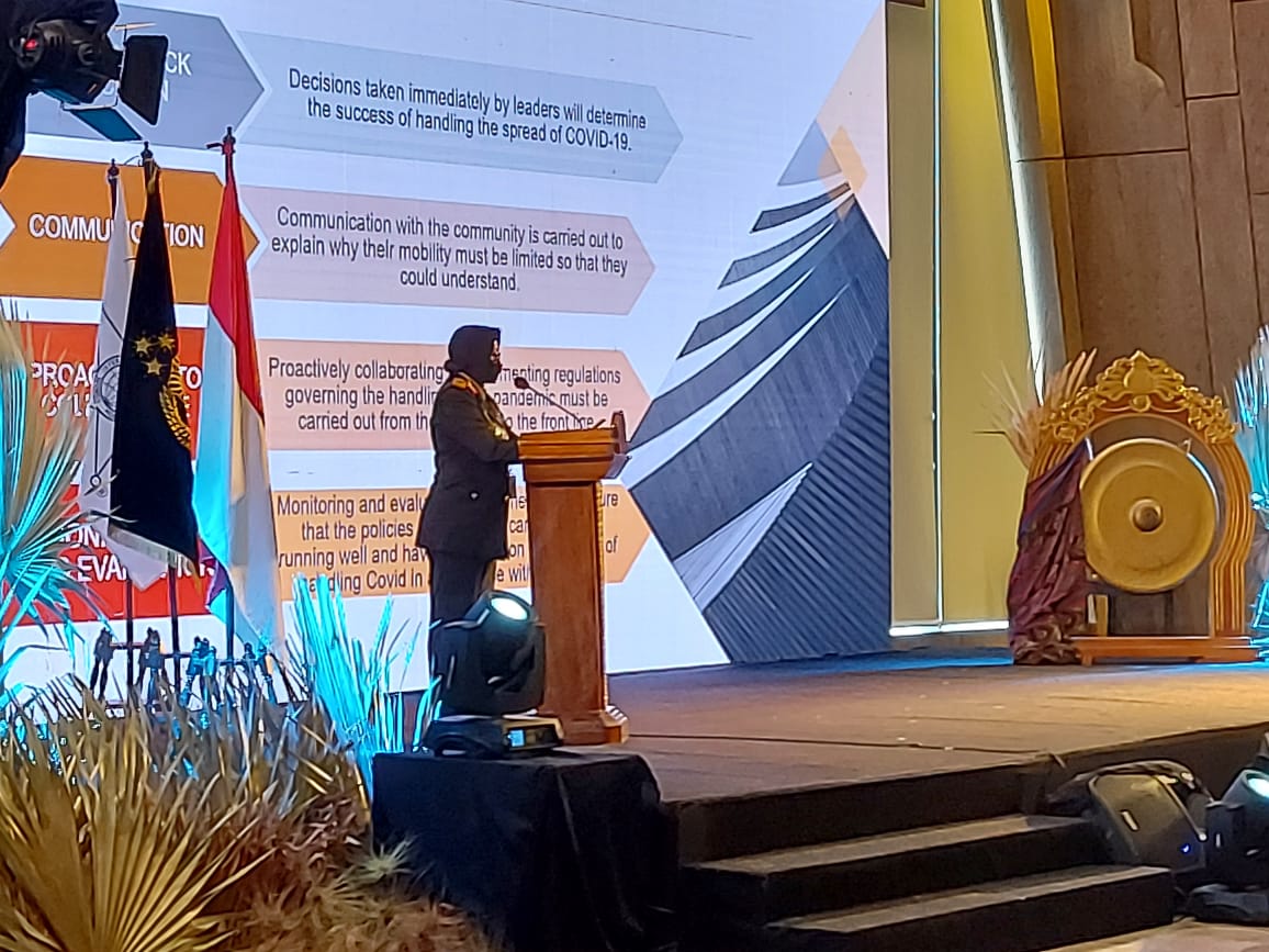 WAKAPOLDA Kalteng Brigjen Pol. Ida Oetari Poernamasasi, S.A.P., M.A.saat menjadi pembicara pada Internasional Assosiation Women Police (IWAP