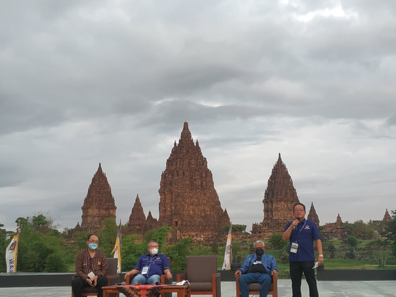 Sejumlah pengurus Partai NasDem menggelar jumpa pers di kawasan Candi Prambanan