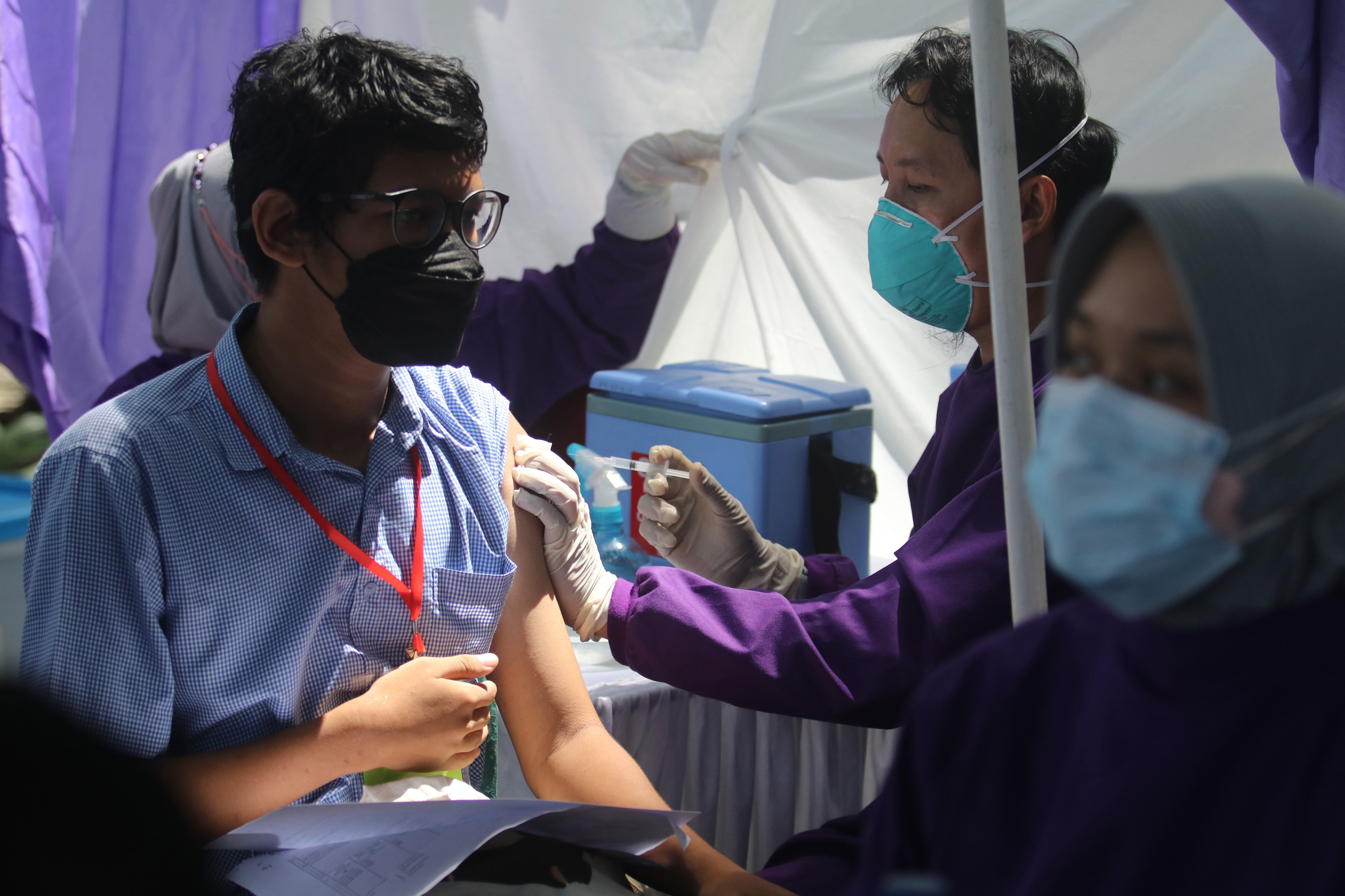 Petugas kesehatan menyuntikkan vaksin covid-19 kepada warga di Taman Hutan Kota Joyoboyo, Kota Kediri, Jawa Timur, Jumat (19/11/2021).