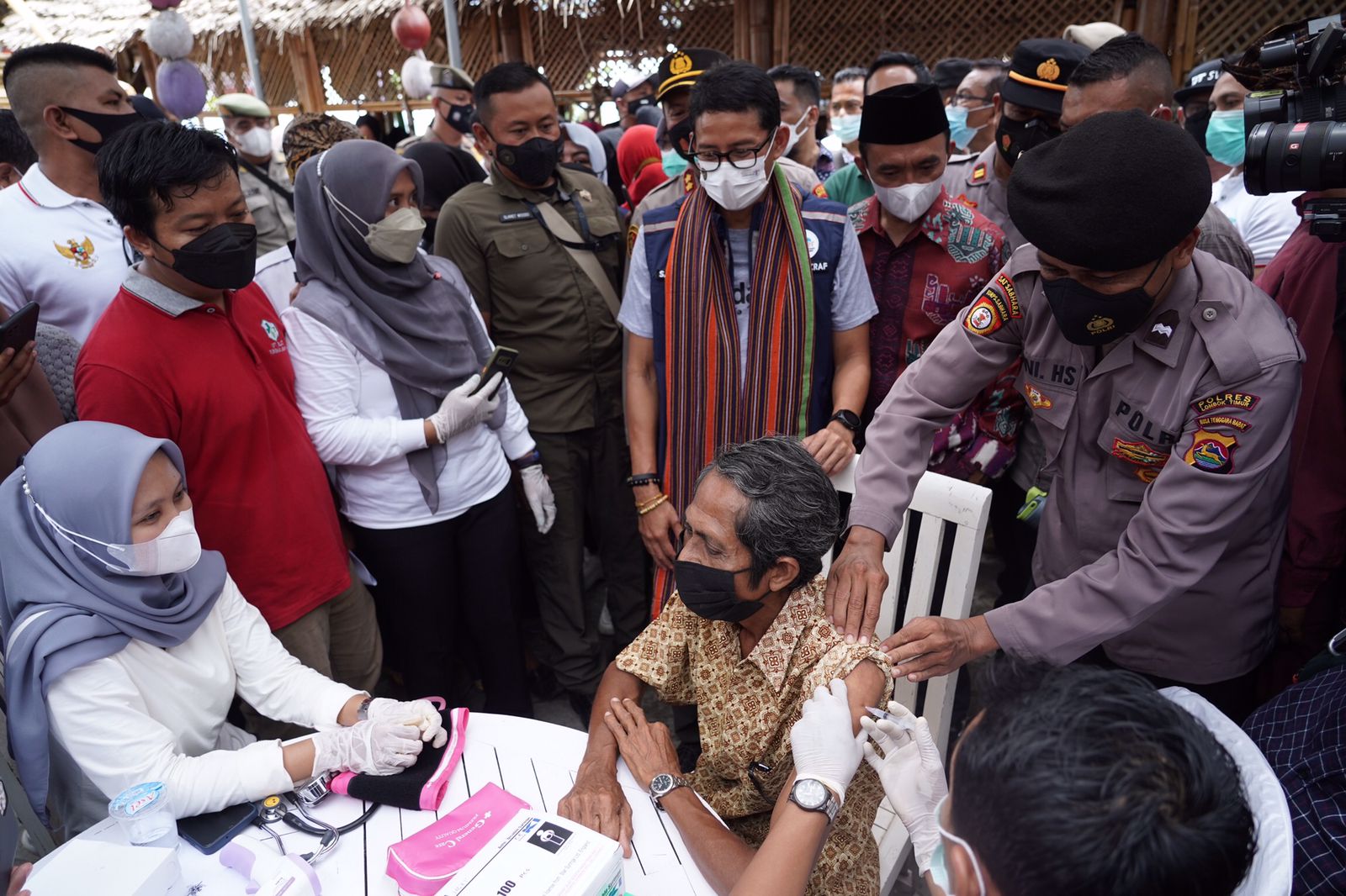 Menparekraf Sandiaga Uno menghadiri vaksinasi massal yang dilaksanakan Relawan Kawan Sandi di Lombok, NTB, Jumat (5/11)