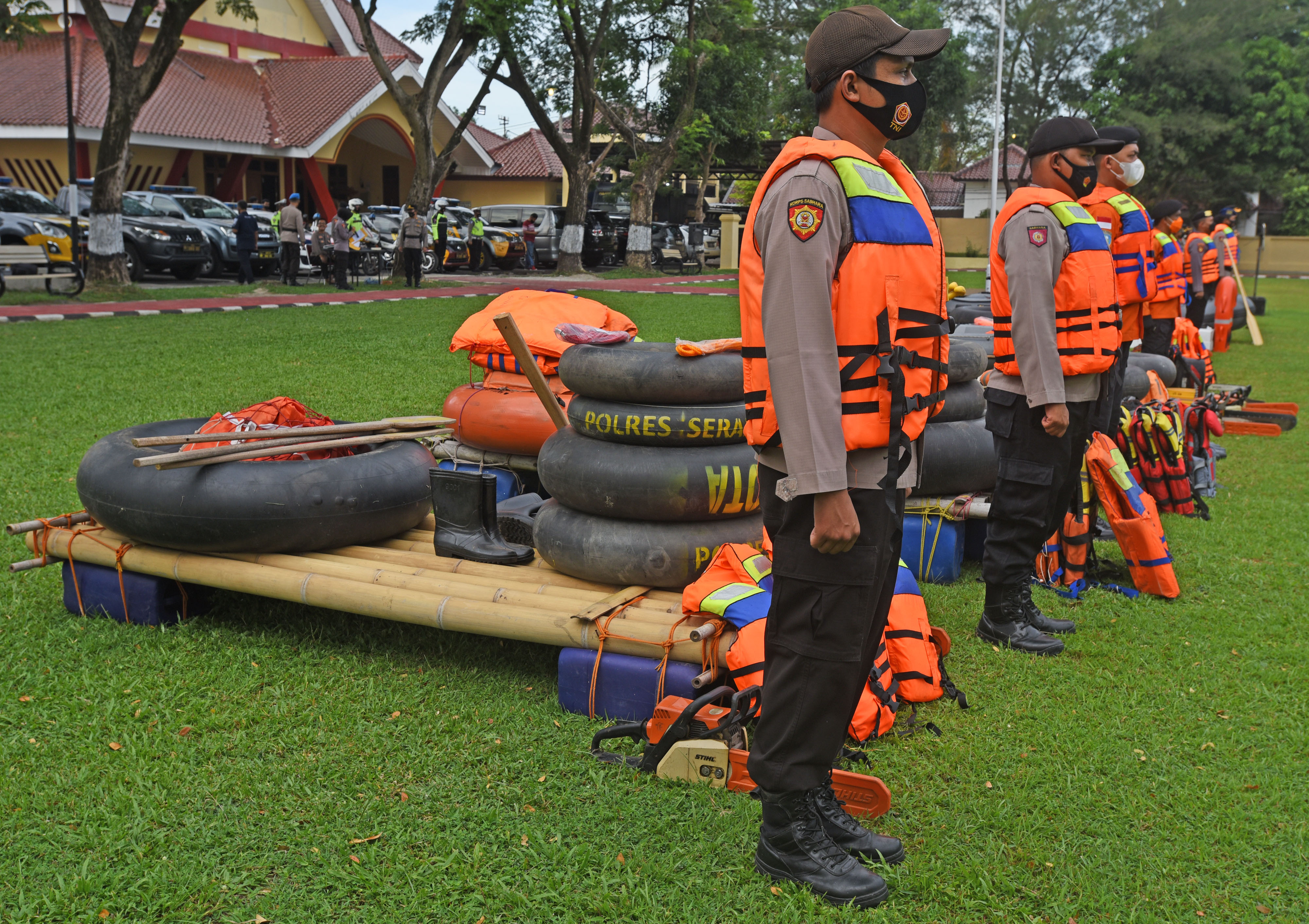 APEL SIAGA BENCANA: Sejumlah anggota penyelamat kebencanaan bersiaga saat Apel Siaga Bencana di Mapolres Serang, Banten.