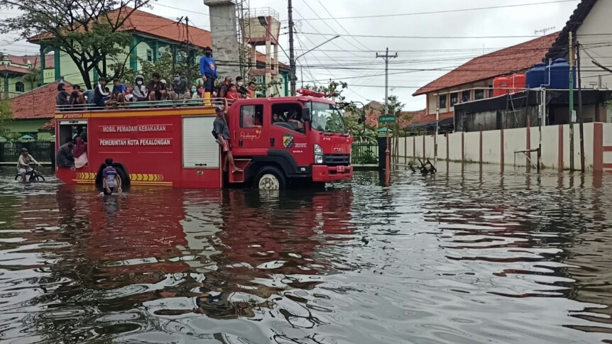Mobil pemadam kebakaran dikerahkan Pemkab Pekalongan untuk mengevakuasi warga yang akan mengungsi ke lokasi pengungsian.