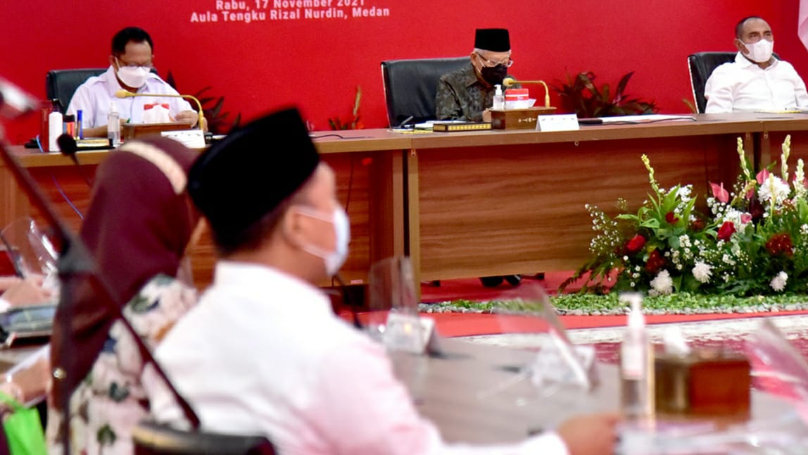 Wapres Ma'ruf Amin (dua kanan) memimpin rapat pemberdayaan ekonomi masyarakat dan pelayanan publik, Rumah Dinas Gubernur Sumut, Rabu (17/11)