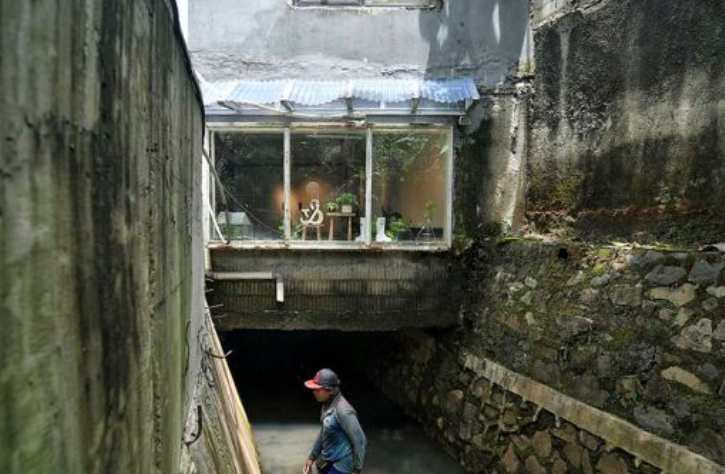 Bangunan di Atas Saluran Air Kemang Mulai Dibongkar