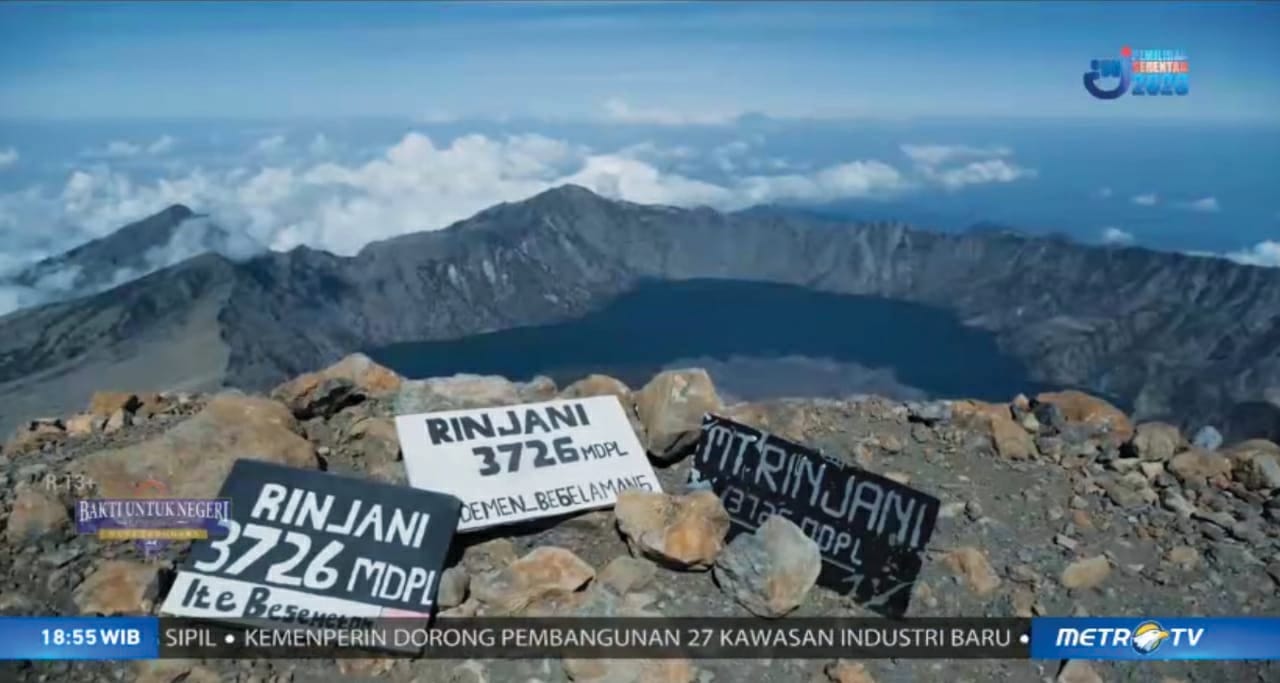 Puncak Gunung Rinjani di Nusa Tenggara Barat.  