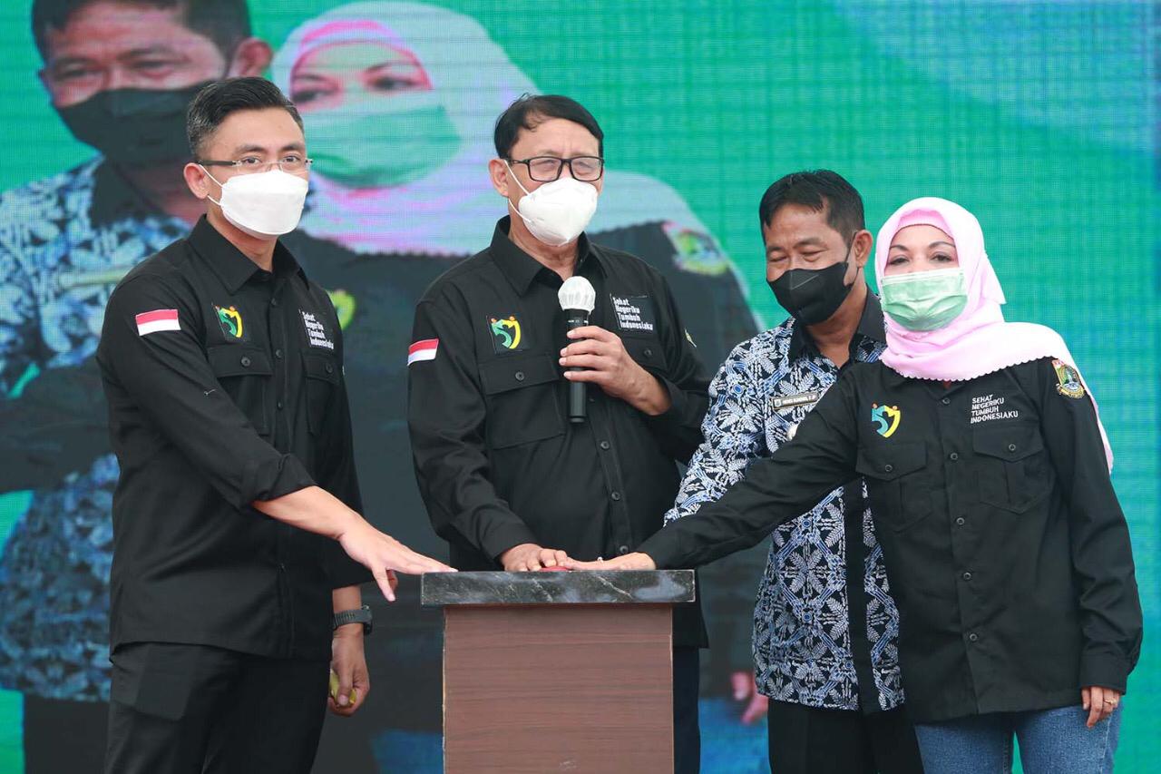 Hari Kesehatan Nasional ke-57 dan Safari Pembangunan di Lapangan Merdeka Cilograng, Kabupaten Lebak, Banten, (Kamis, 11/11). 