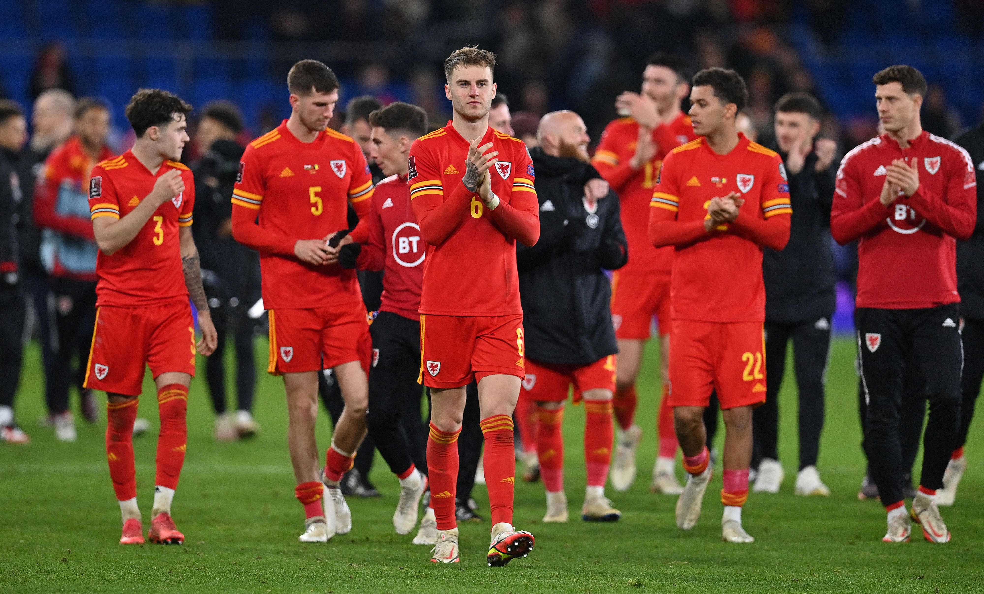 Para pemain Wales menyapa pendukung mereka usai bermain imbang 1-1 melawan Belgia di laga kualifikasi Piala Dunia.
