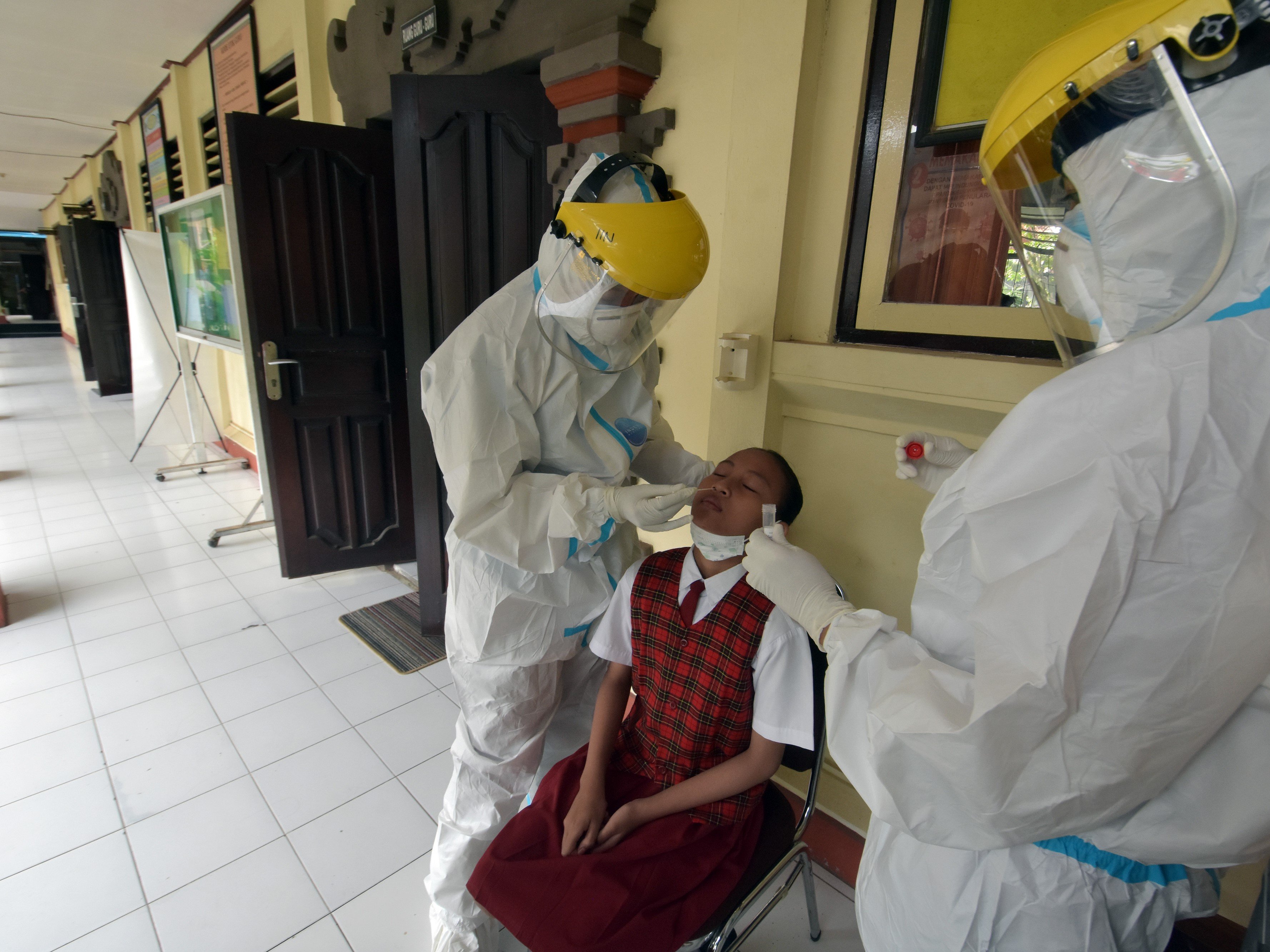 Siswa SD Negeri 11 Pemecutan, Denpasar, mengikuti tes usap PCR pada pelaksanaan survei pemantauan covid-19.