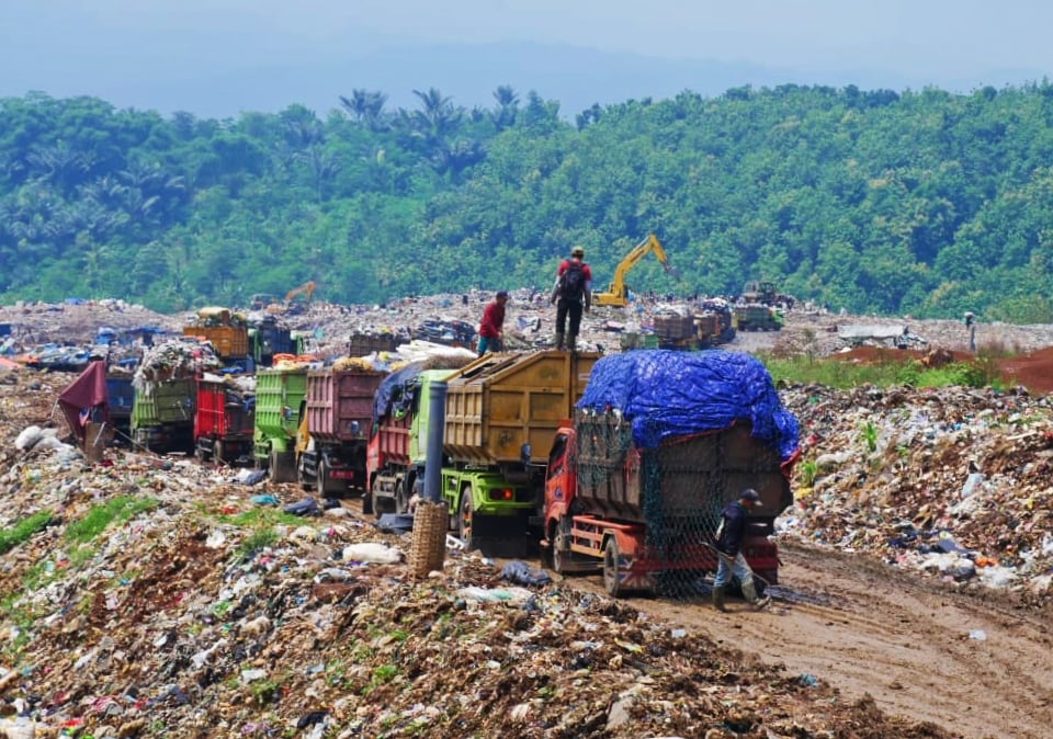 Truk-truk sampah mengantri membuang sampah di tempat pembuangan akhir (TPA) Sarimukti di Kecamatan Cipatat, Kabupaten Bandung Barat.