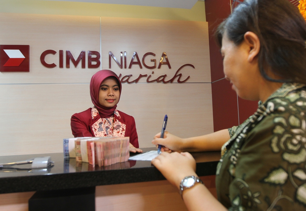 Petugas melayani nasabah di CIMB Niaga Syariah