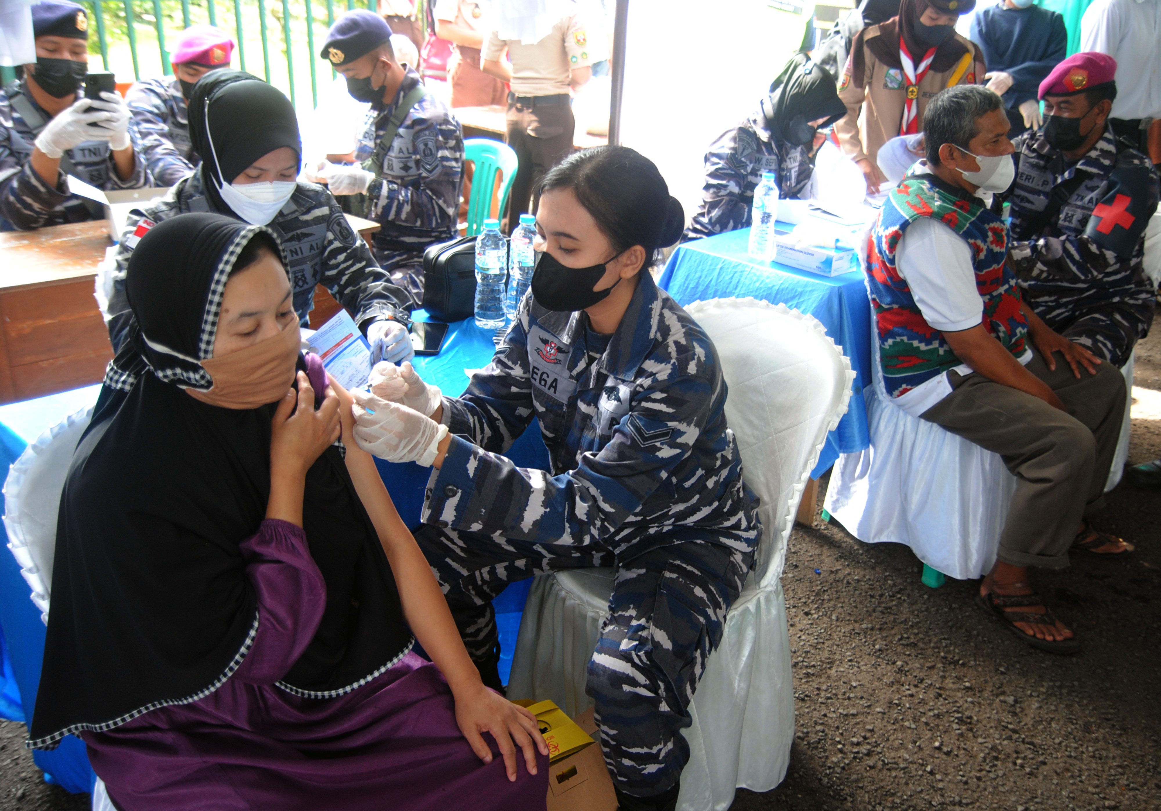 Tenaga kesehatan menyuntikkan vaksin covid-19 pada warga saat Serbuan Vaksinasi Peduli TNI AL di Cijeruk, Kabupaten Bogor, Rabu (27/10/2021)