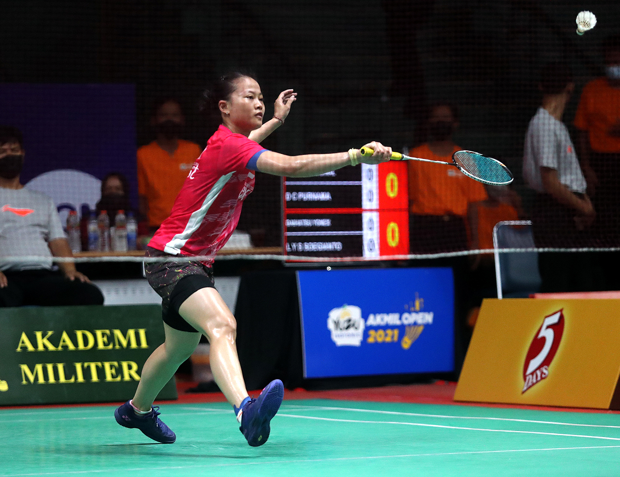 Fitriani, atlet Exist Badminton Club, bertanding di YUZU Isotonic Akmil Open 2021. 