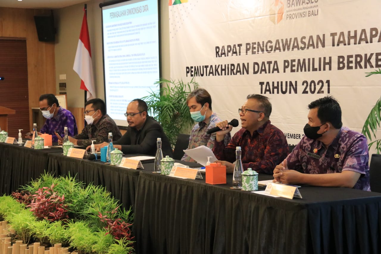 Bawaslu Bali melakukan pengawasan terhadap pemutakhiran data pemilih, Sabtu (13/11/2021).