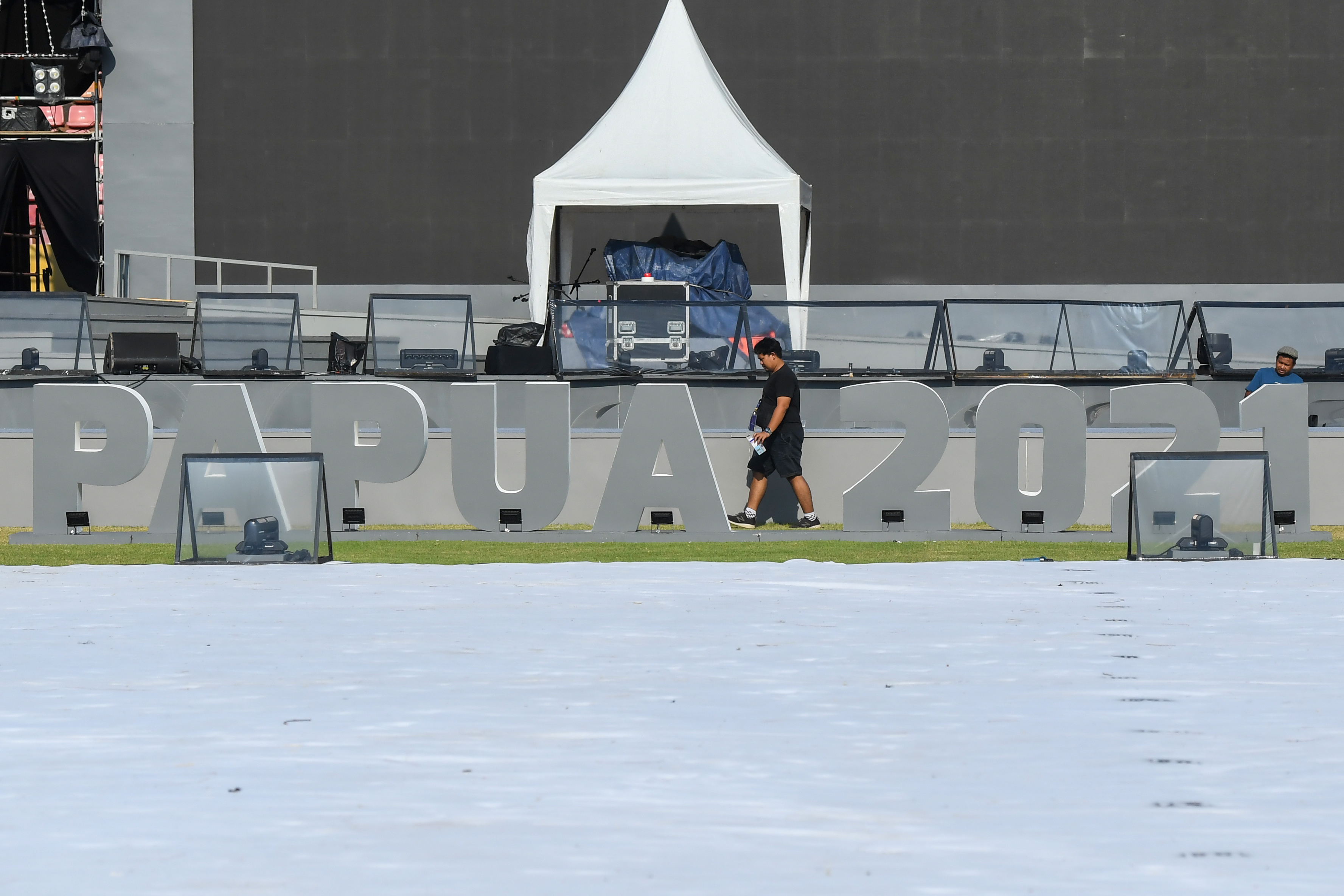  Pekerja mempersiapkan penutupan Peparnas Papua di Stadion Mandala, Kota Jayapura, Papua, Jumat (12/11/2021).