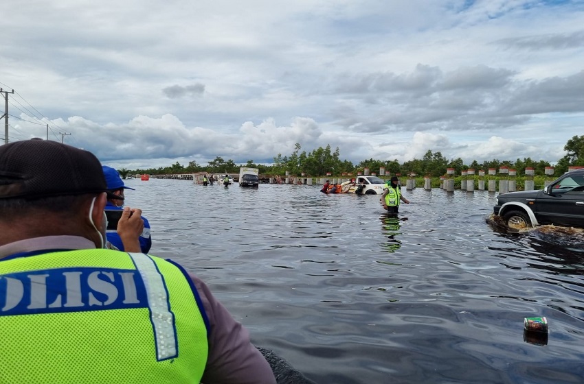Banjir di Jalan Trans Kalimantan Bukit Rawi.