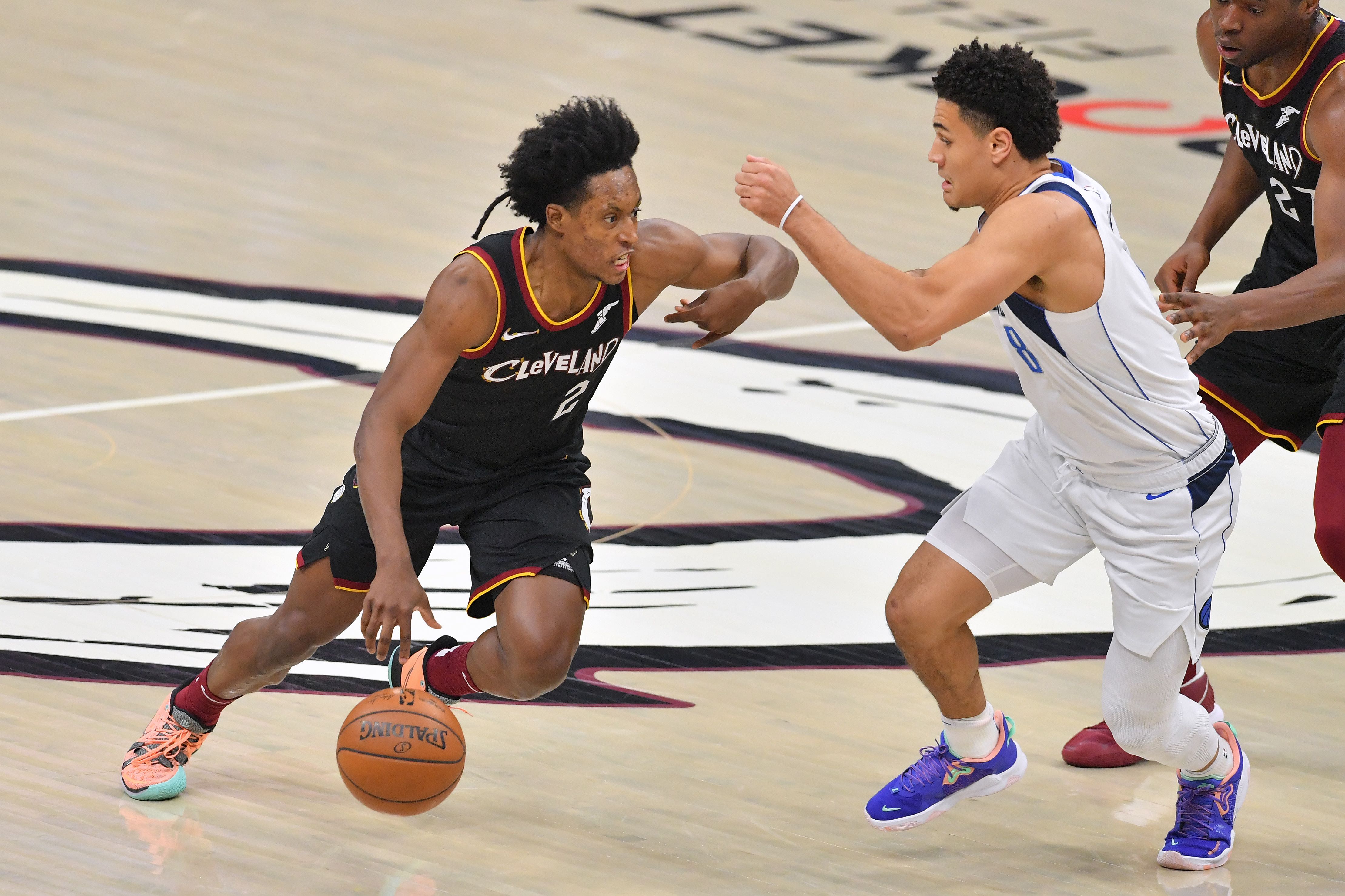 Aksi pemain guard  Cleveland Cavaliers, Collin Sexton (kiri), saat berhadapan dengan Josh Green dari Dallas Mavericks.
