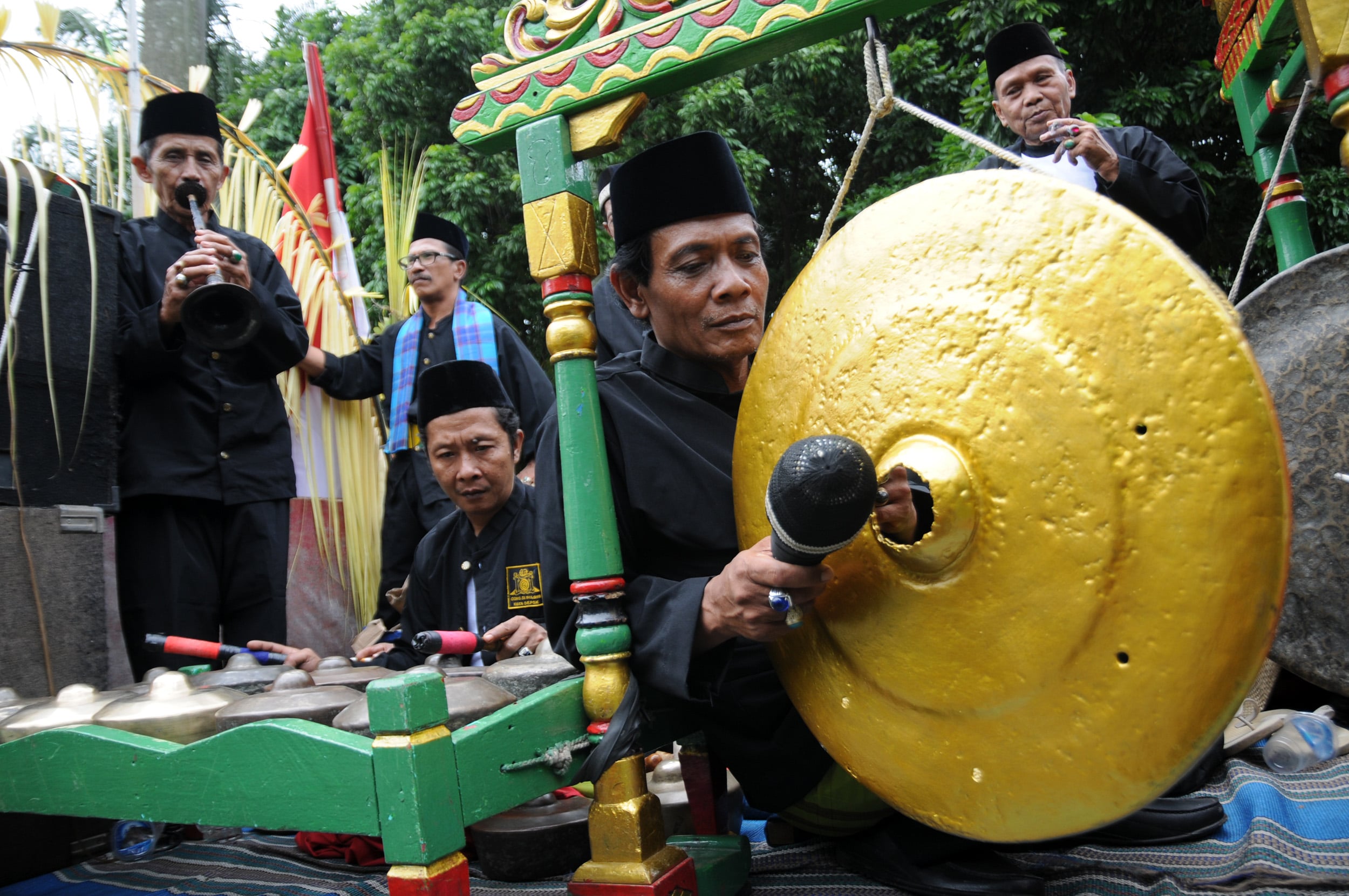 Seniman memaikan alat musik tradisional asal Depok, Gong si Bolong. 