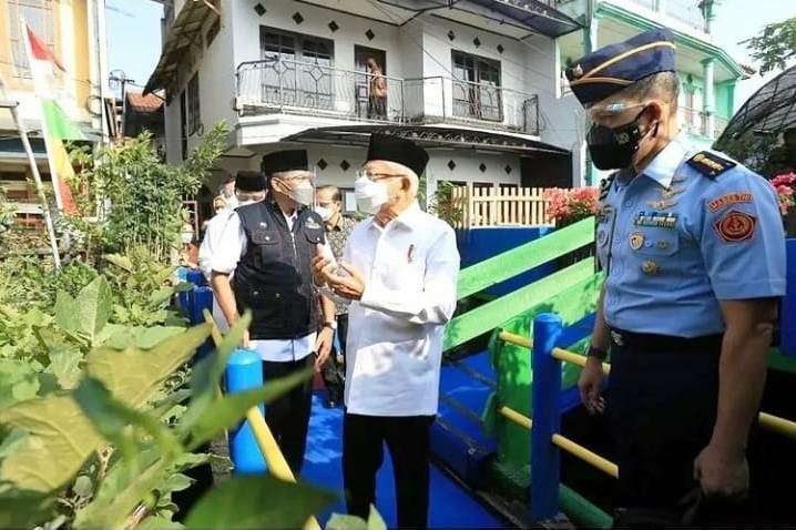 Wapres Ma'ruf Amin mengunjungi kelompok Buruan SAE RW 03 Kelurahan Pajajaran, Kecamatan Cicendo, Kota Bandung, 29 September 2021.