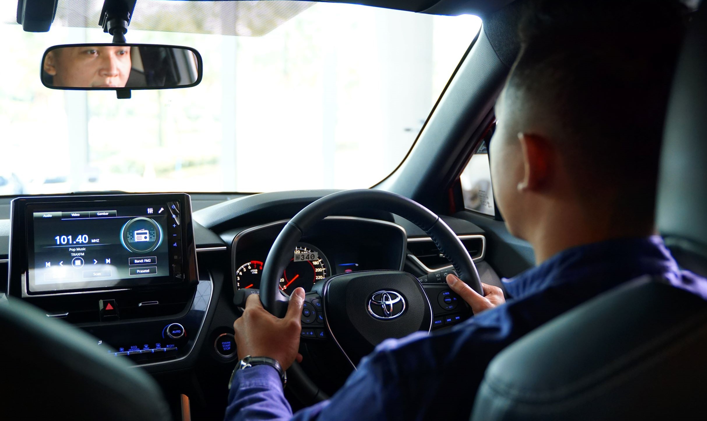 Mengemudi Aman dan Nyaman di Tengah Badai