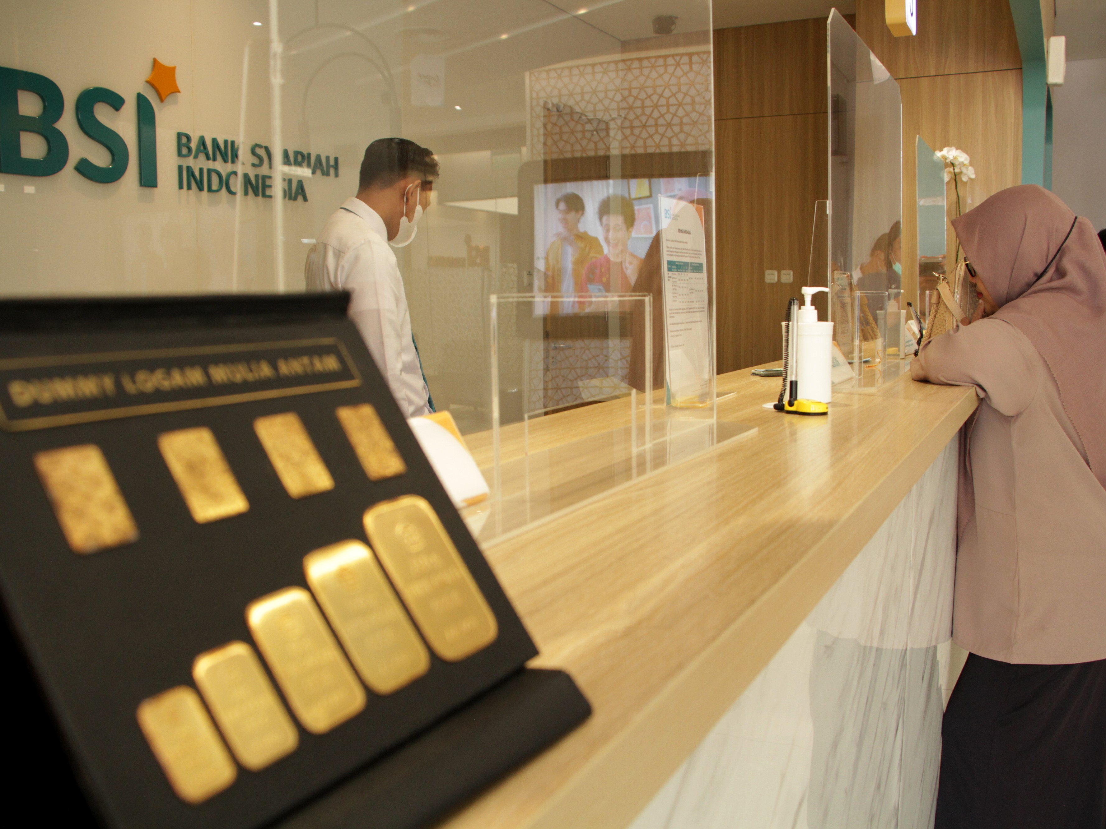 Karyawan PT Bank Syariah Indonesia Tbk (BSI) melayani nasabah di kantor BSI Regional XI Makassar di Makassar, Sulsel, Senin (1/11).