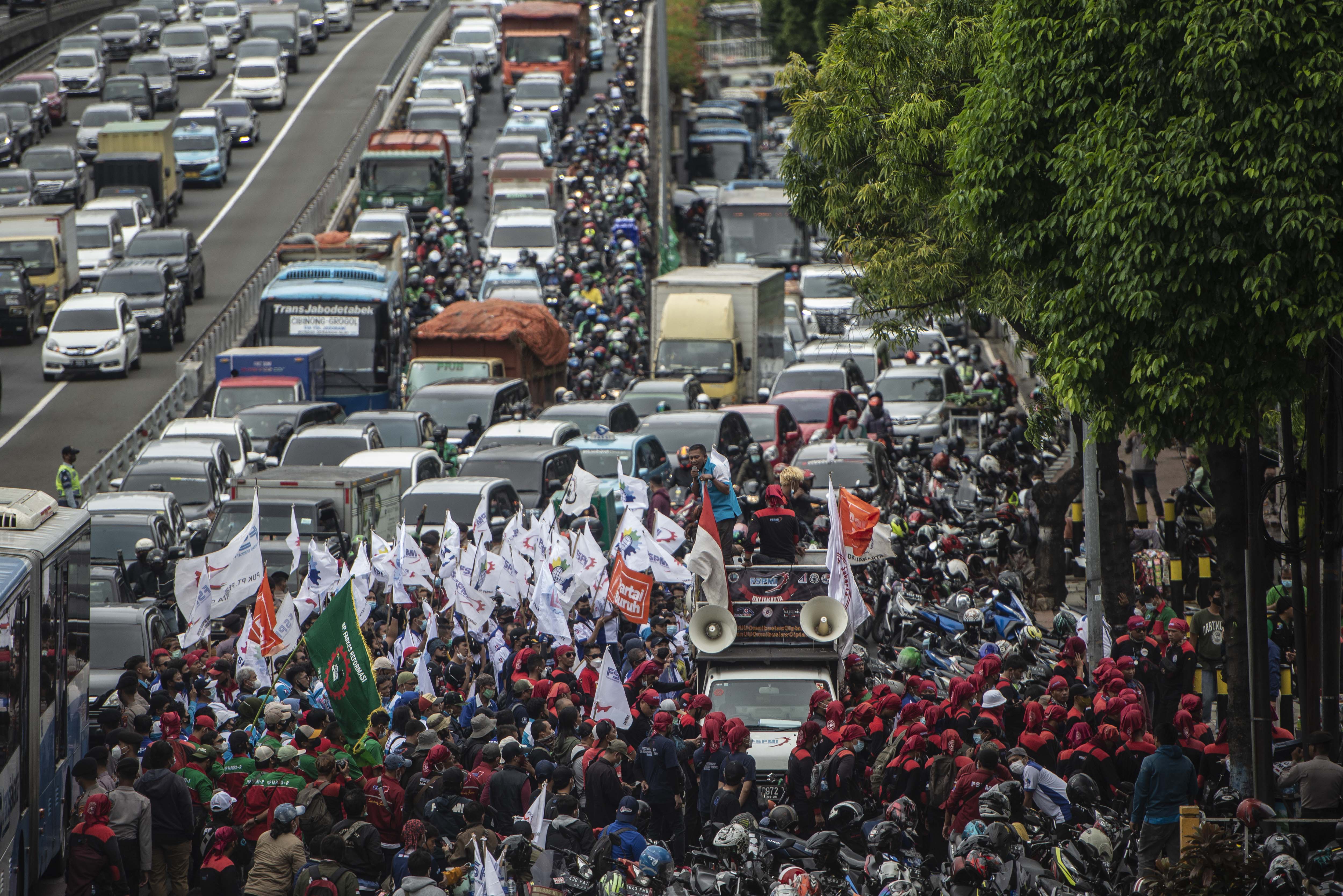Sejumlah buruh dari berbagai organisasi melakukan aksi unjuk rasa di depan Kantor Kementerian Ketenagakerjaan, Jakarta, kemarin.