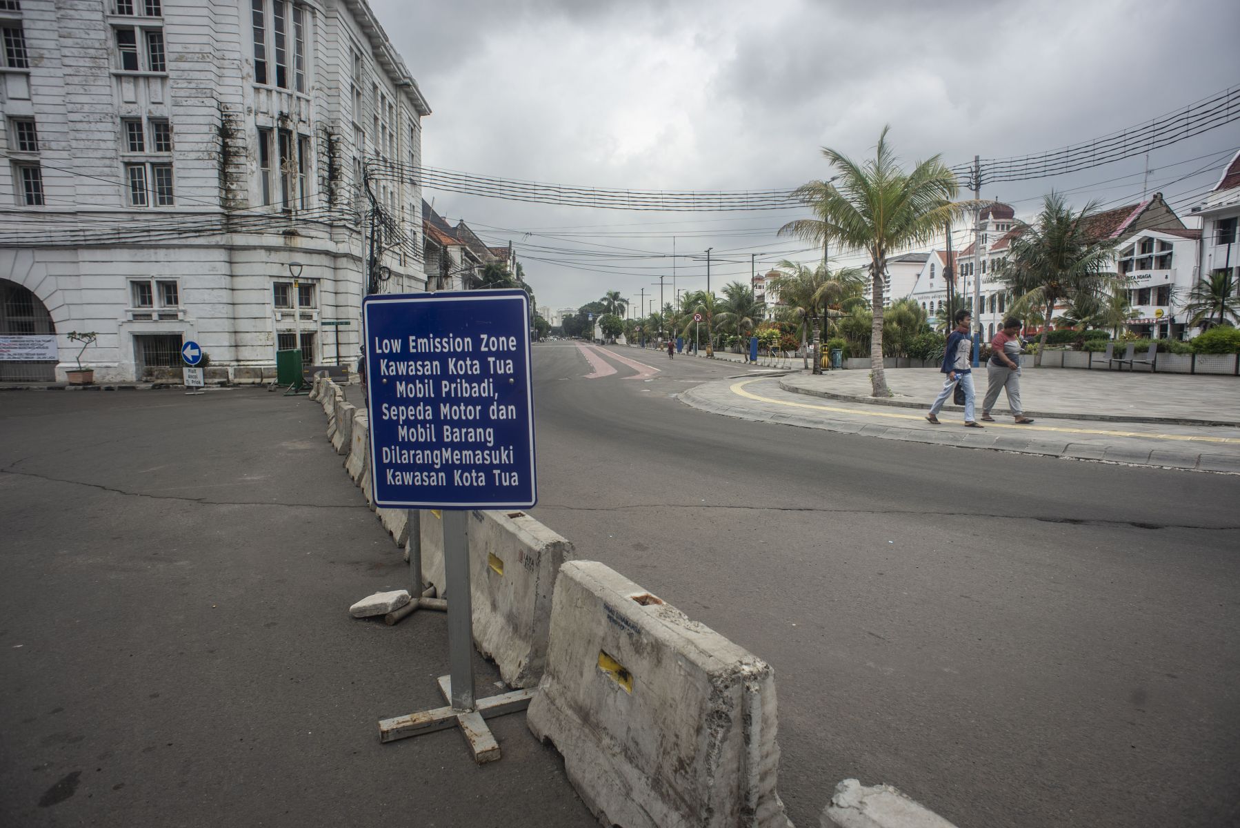 Warga berjalan di kawasan rendah emisi Kota Tua, Jakarta, Rabu (10/2/2021).