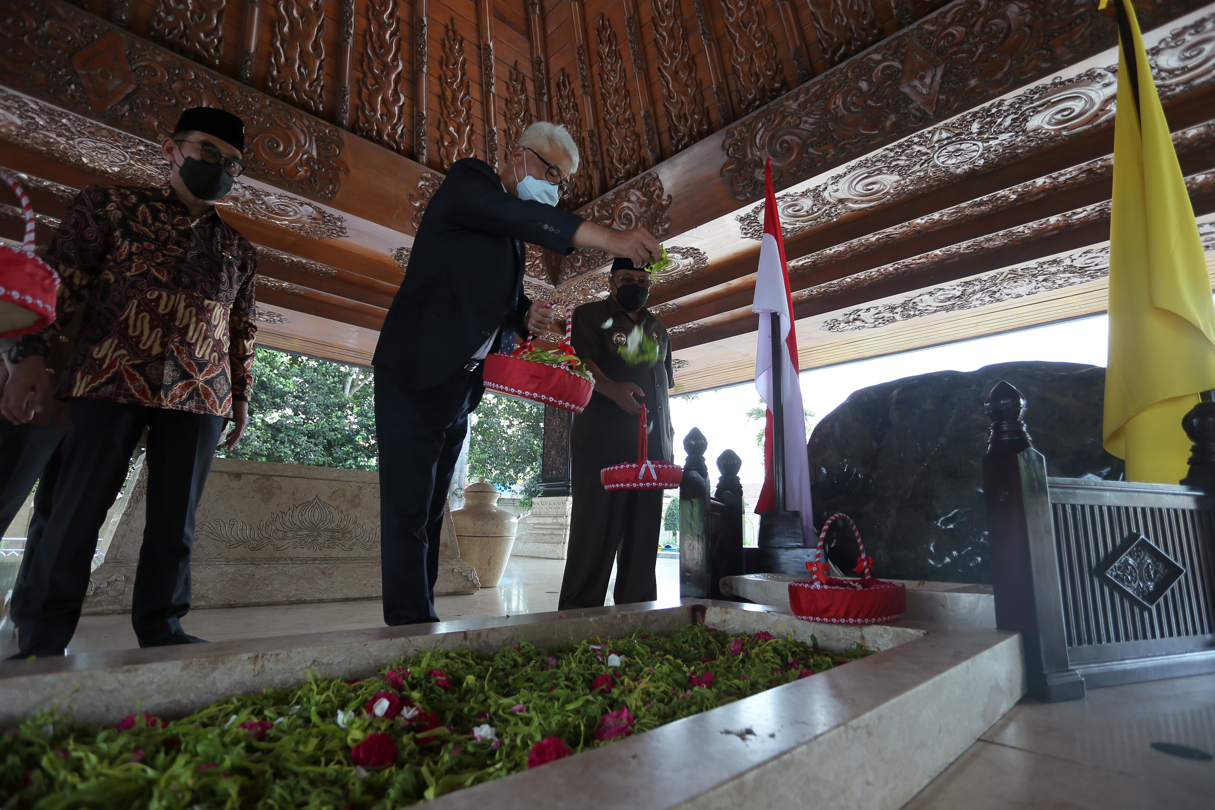  Assisten Konsulat edutaan Korea Selatan di Indonesia Lee Kyeoung Youn menabur bunga pada pusara makam Presiden Soekarno 