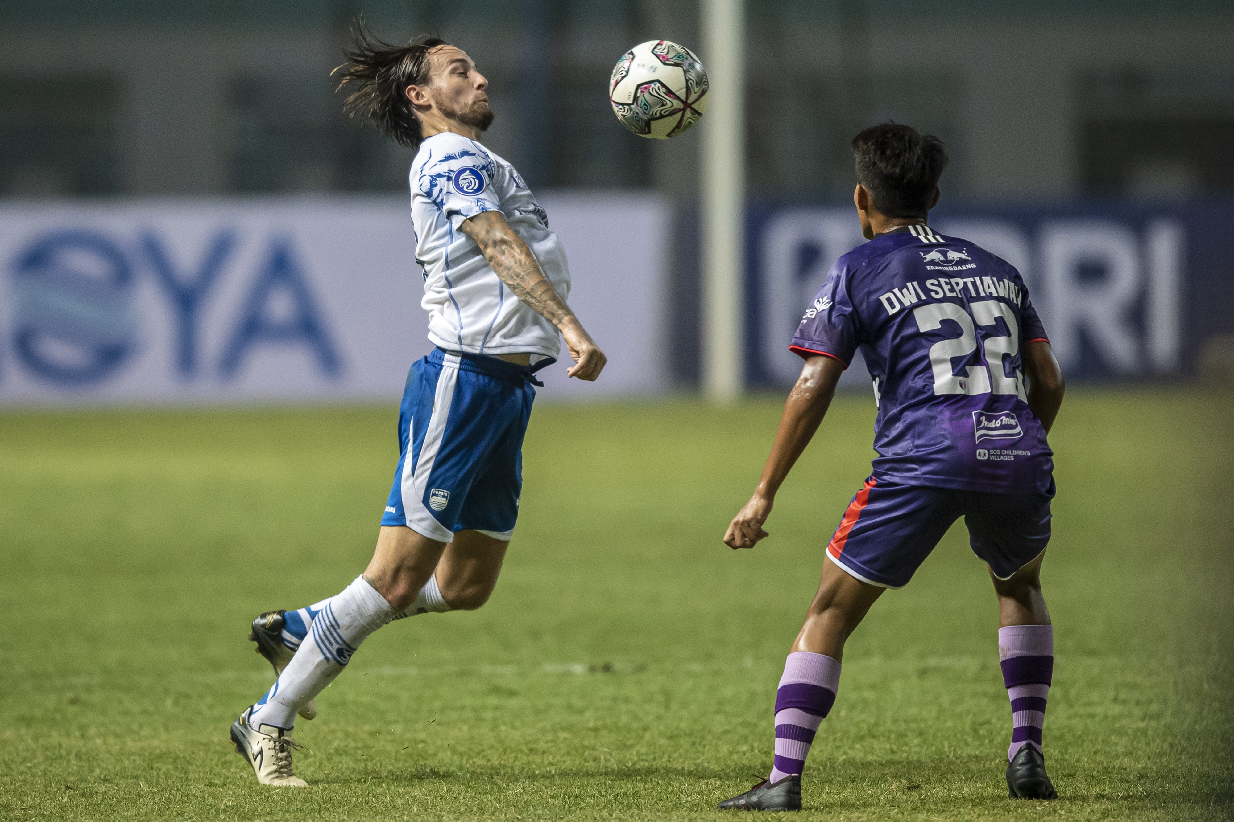 Pemain Persib Bandung Marc Klok (kiri)