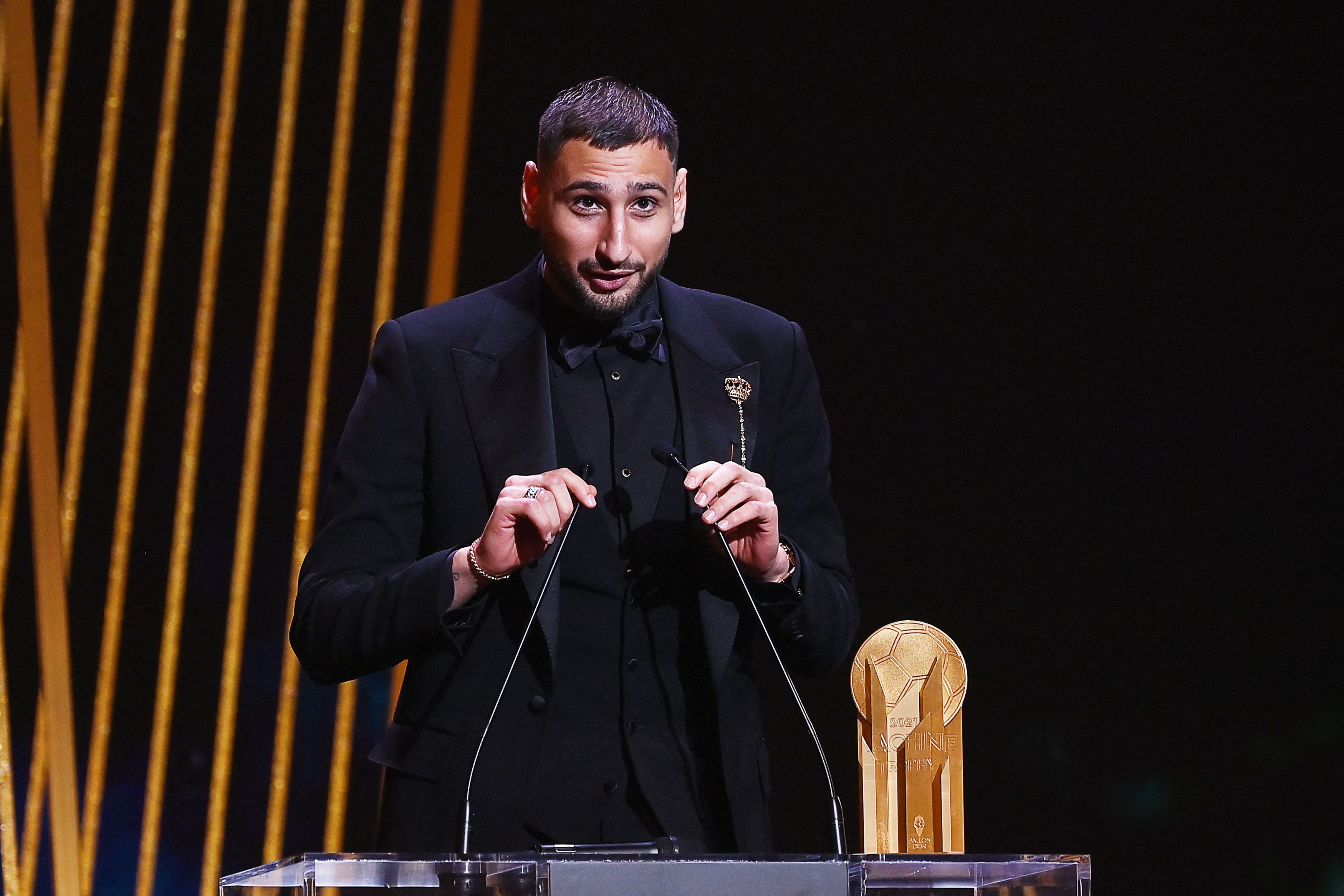 Penjaga gawnag PSG dan timnas Italia Gianluigi Donnarumma saat menerima Trofi Yashin di ajang Ballon d'Or.