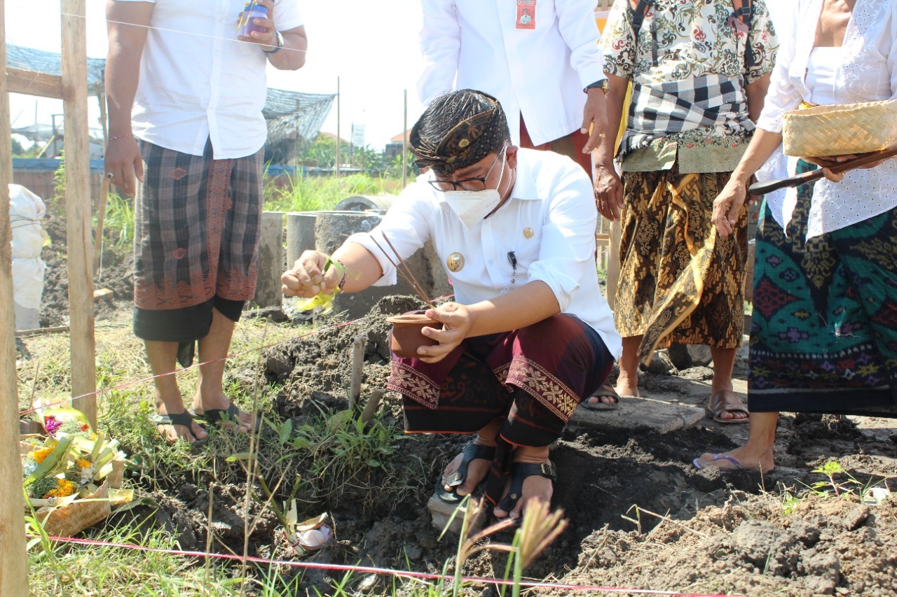 Wakil Wali Kota Denpasar Kadek Agus Arya Wibawa melakukan peletakan batu pertama pembangunan TPS3R di Desa Sidakarya, Denpasar Selatan.