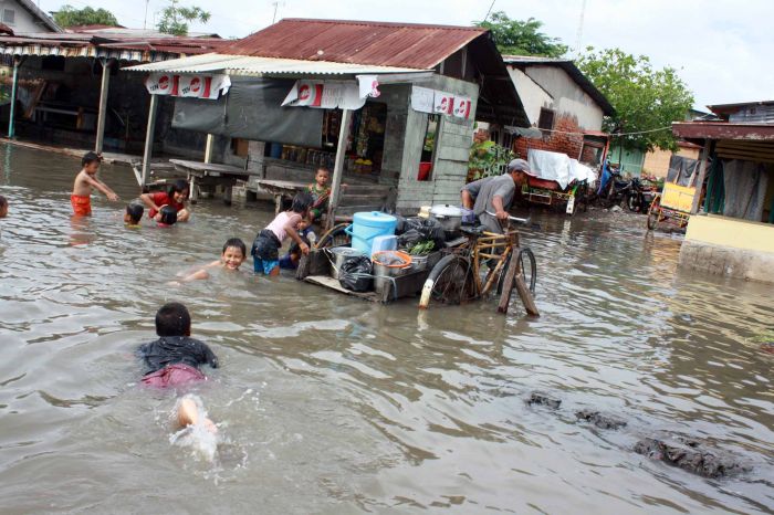 Ilustrasi pasang air laut di daerah pesisir Belawan.
