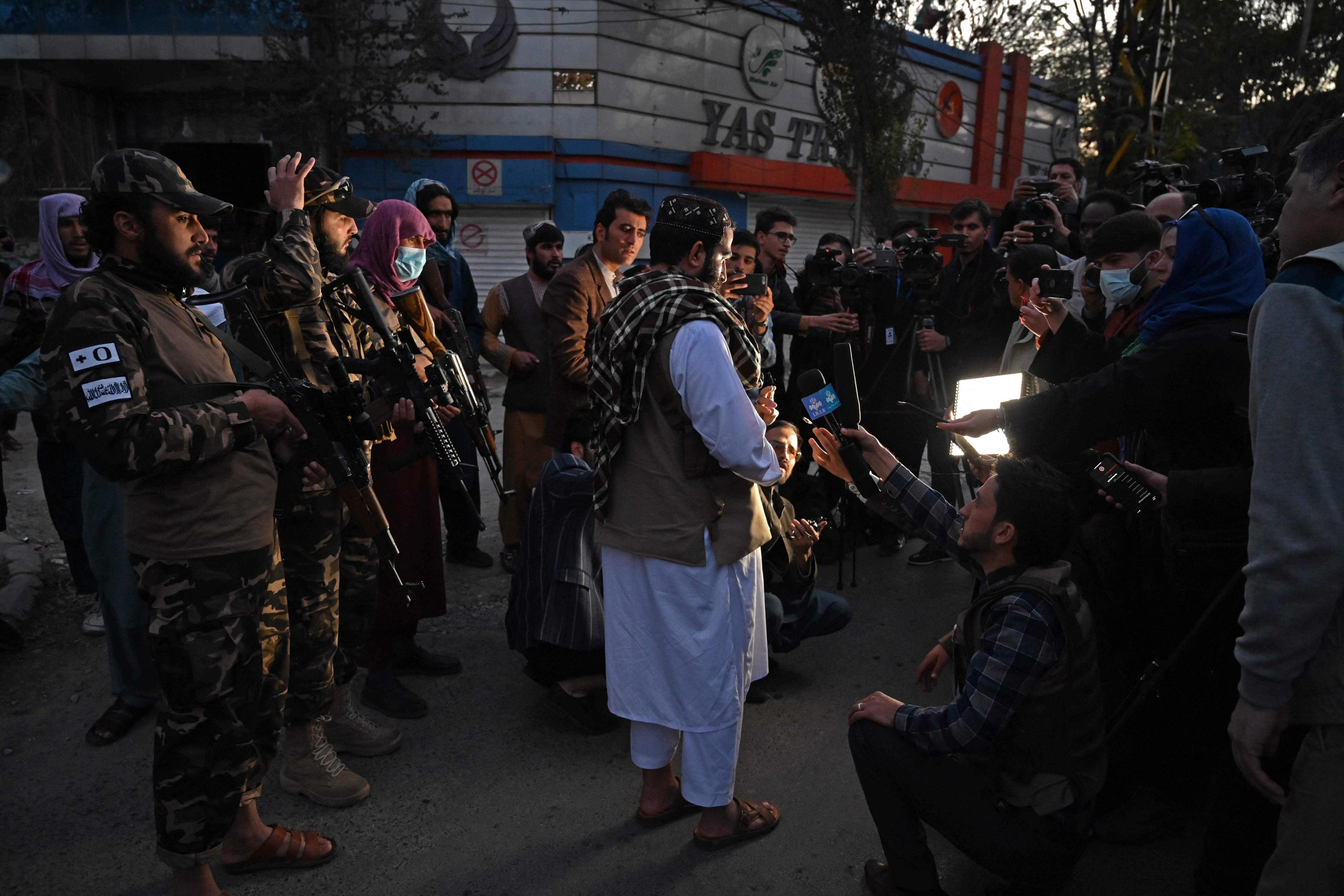 Seorang pejabat Taliban (tengah) berbicara kepada wartawan di dekat RS militer Sardar Mohammad Dawood Khan di Kabul, Selasa (2/11). Sesaat s