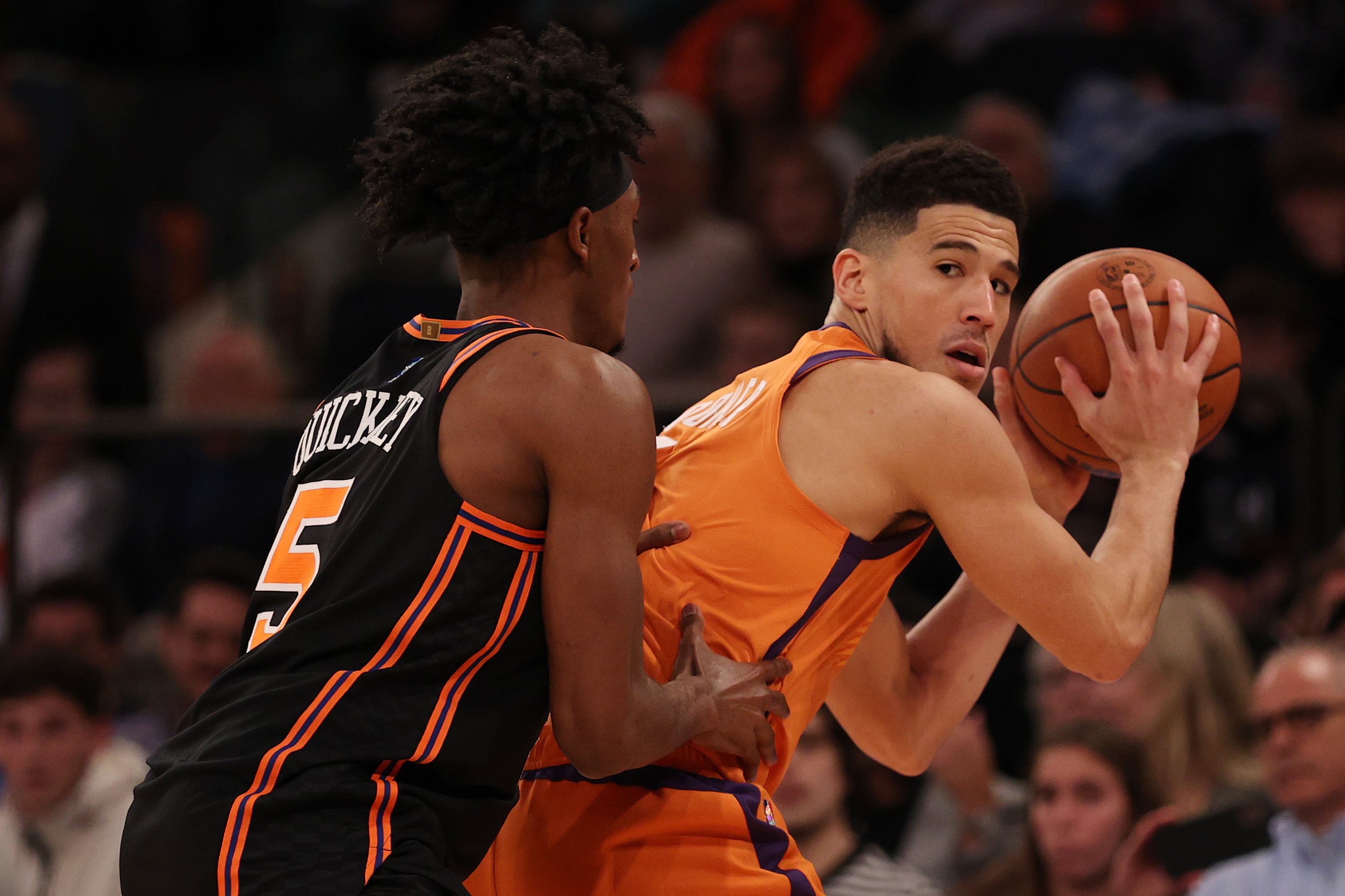 pemain Phoenix Suns Devin Booker (kanan) menguasai bola dalam laga NBA melawan New York Knicks.