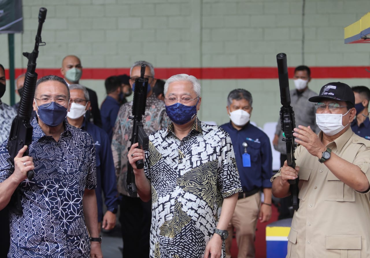 Menhan Malaysia Dato’ Seri Hishammuddin Hussein, PM Malaysia Dato' Sri Ismail Sabri Yaakob, dan Menhan RI Prabowo Subianto 