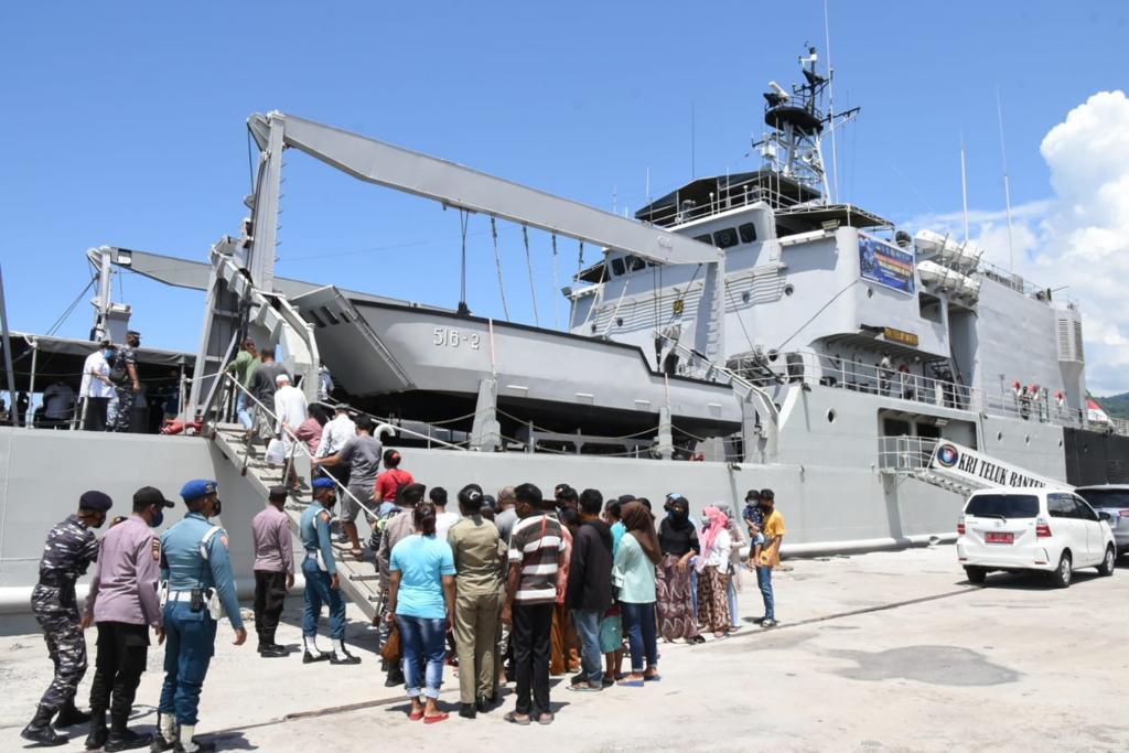 Warga Ende, NTT mengantre untuk vaksinasi Covid-19 yang dilaksanakan di atas kapal perang KRI Teluk Banten, Rabu (24/11)