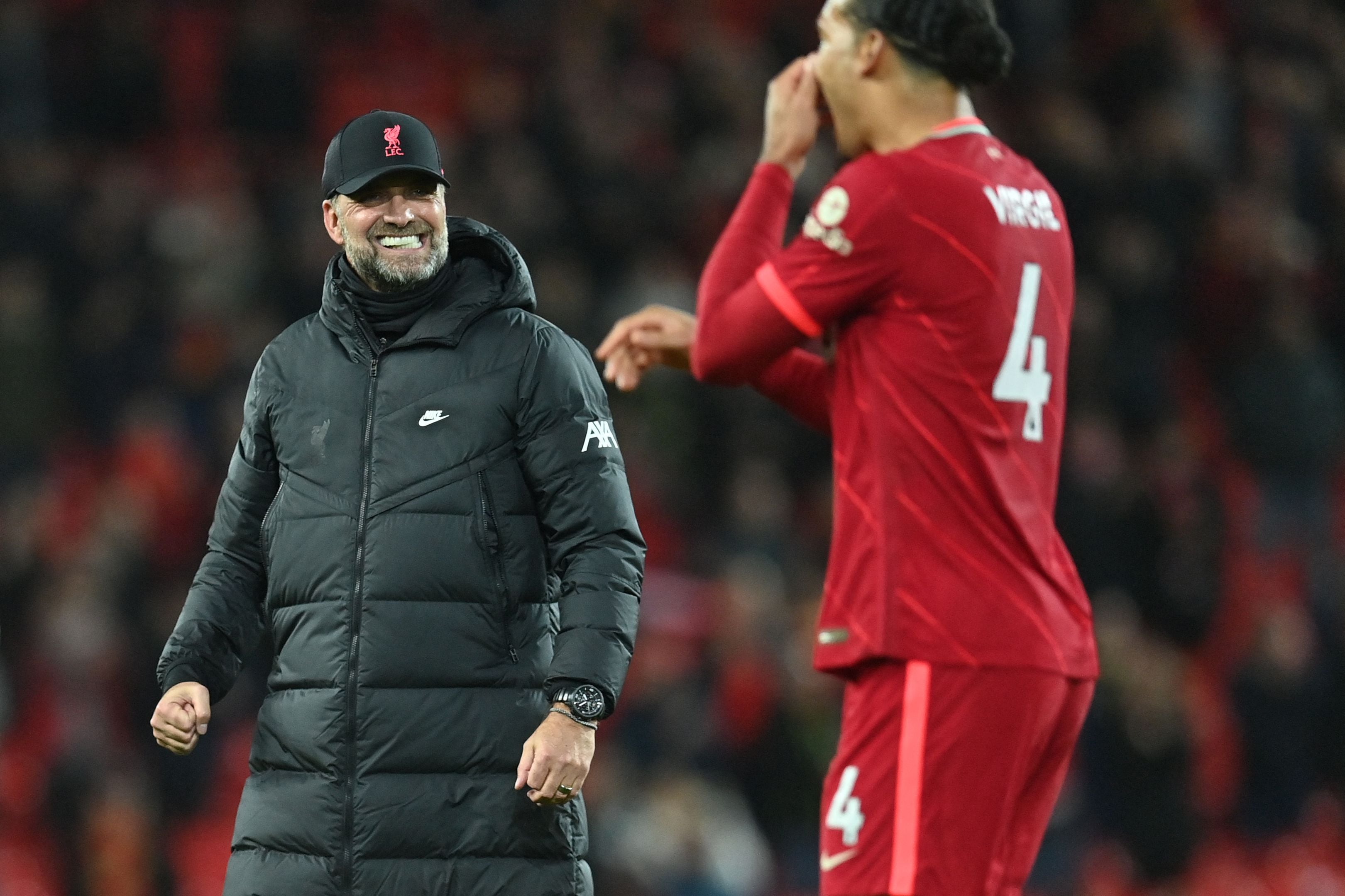 Pelatih Liverpool Jurgen Klopp tersenyum usai tim asuhannya menang 4-0 atas Arsenal dalam lanjutan Liga Primer, Minggu (21/11).