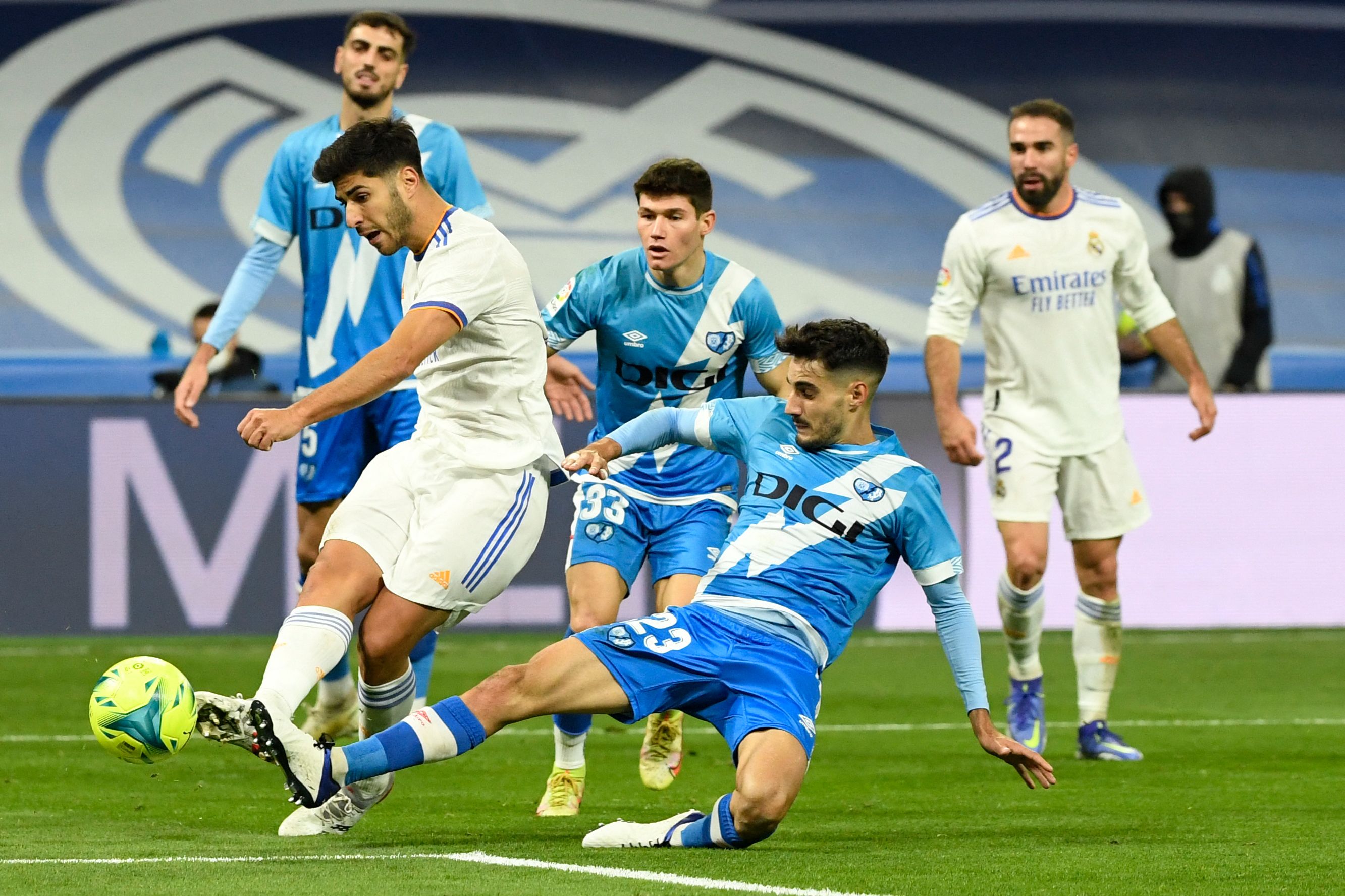 Gelandang Real Madrid Marco Asensio (kedua dari kiri) berupaya menendang bola dengan dikepung tiga pemain Rayo Vallecano.